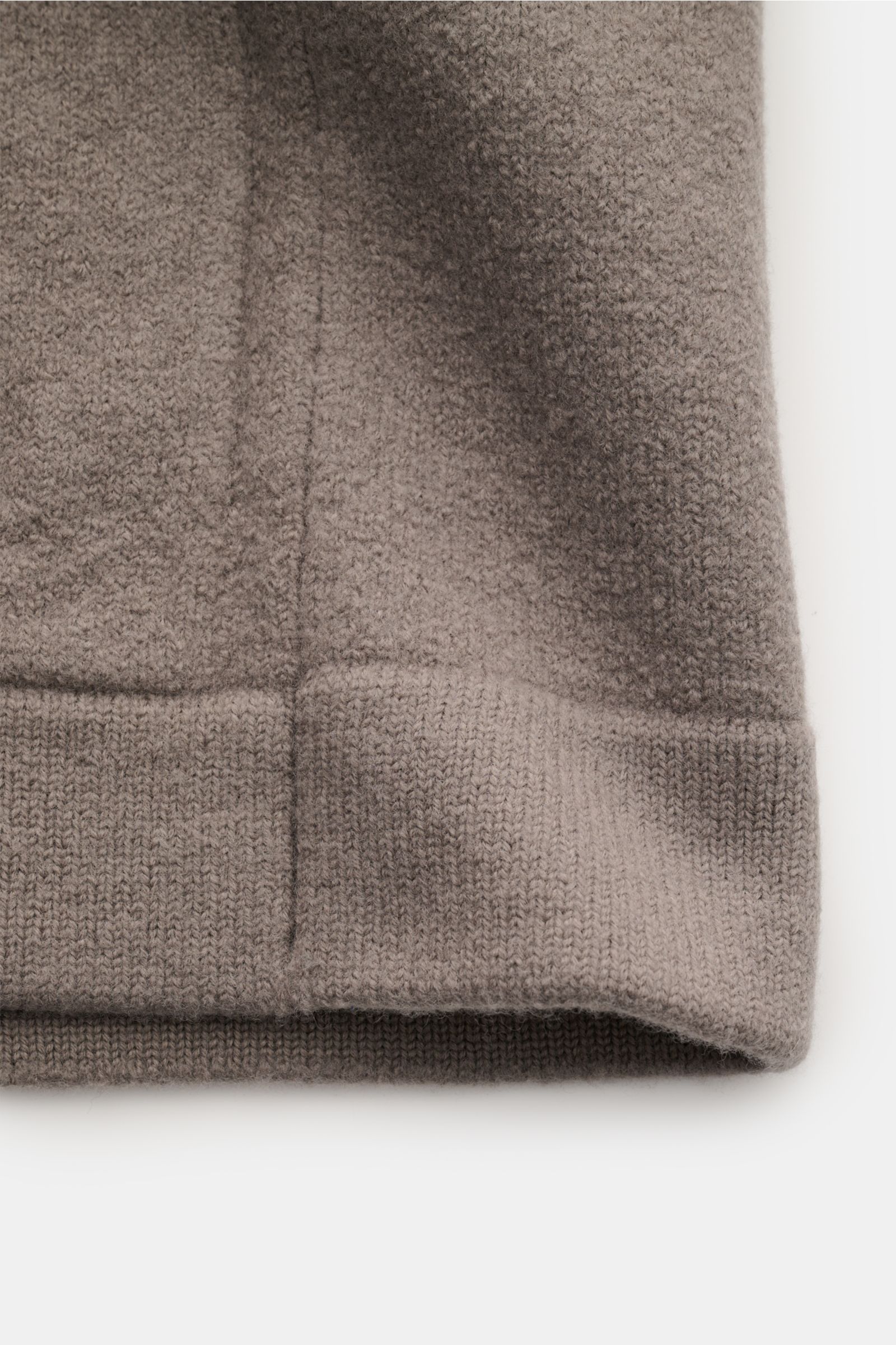 Nahaufnahme des Saums vom 04651/ A trip in a bag Cardigan 'Boiled Blouson' taupe, Slim Fit aus schwerer, mittelfein gestrickter reiner Wolle.
