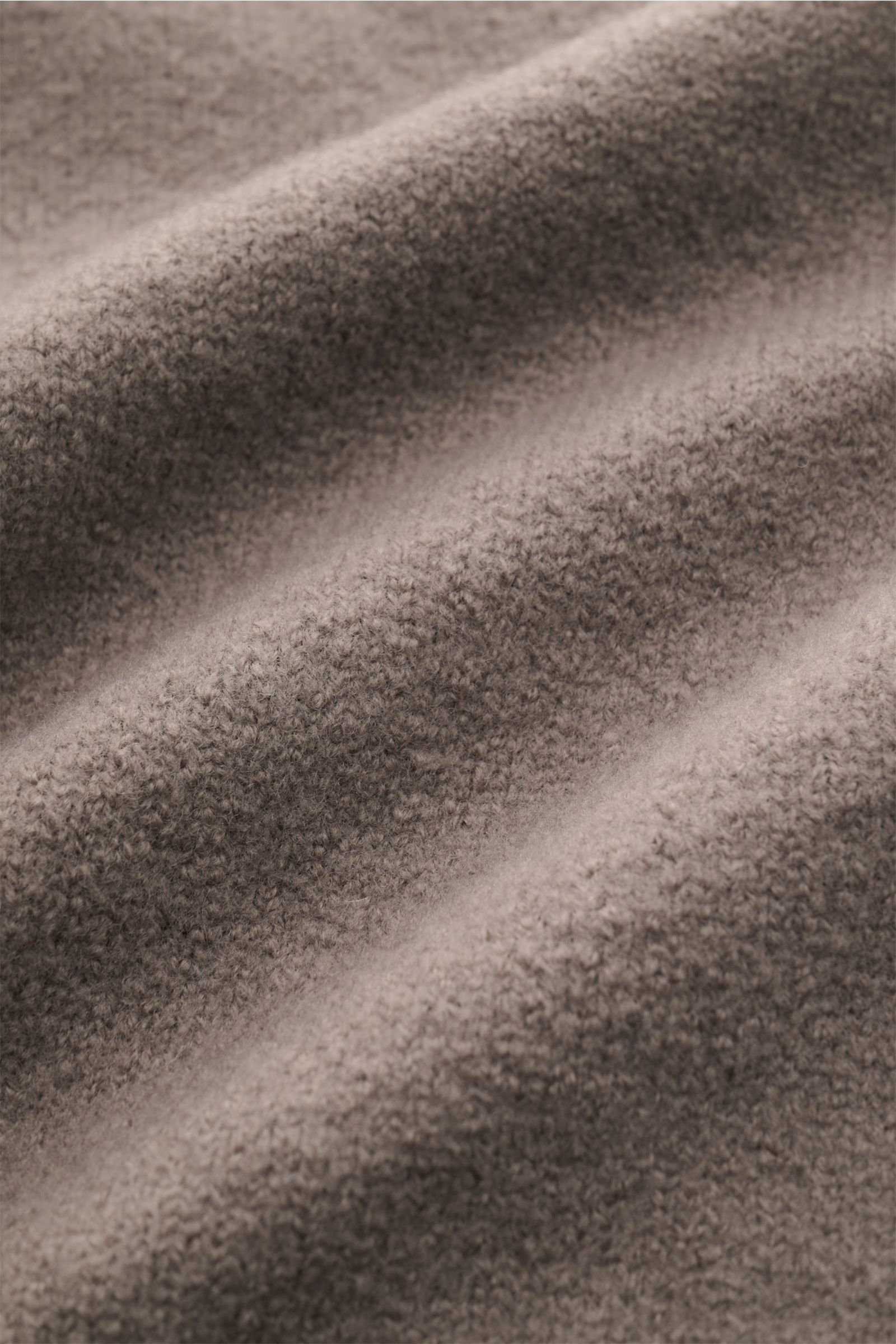 Nahaufnahme des feinen Strickbilds des 04651/ A trip in a bag Cardigan 'Boiled Blouson' taupe aus weicher, schwerer Wolle.