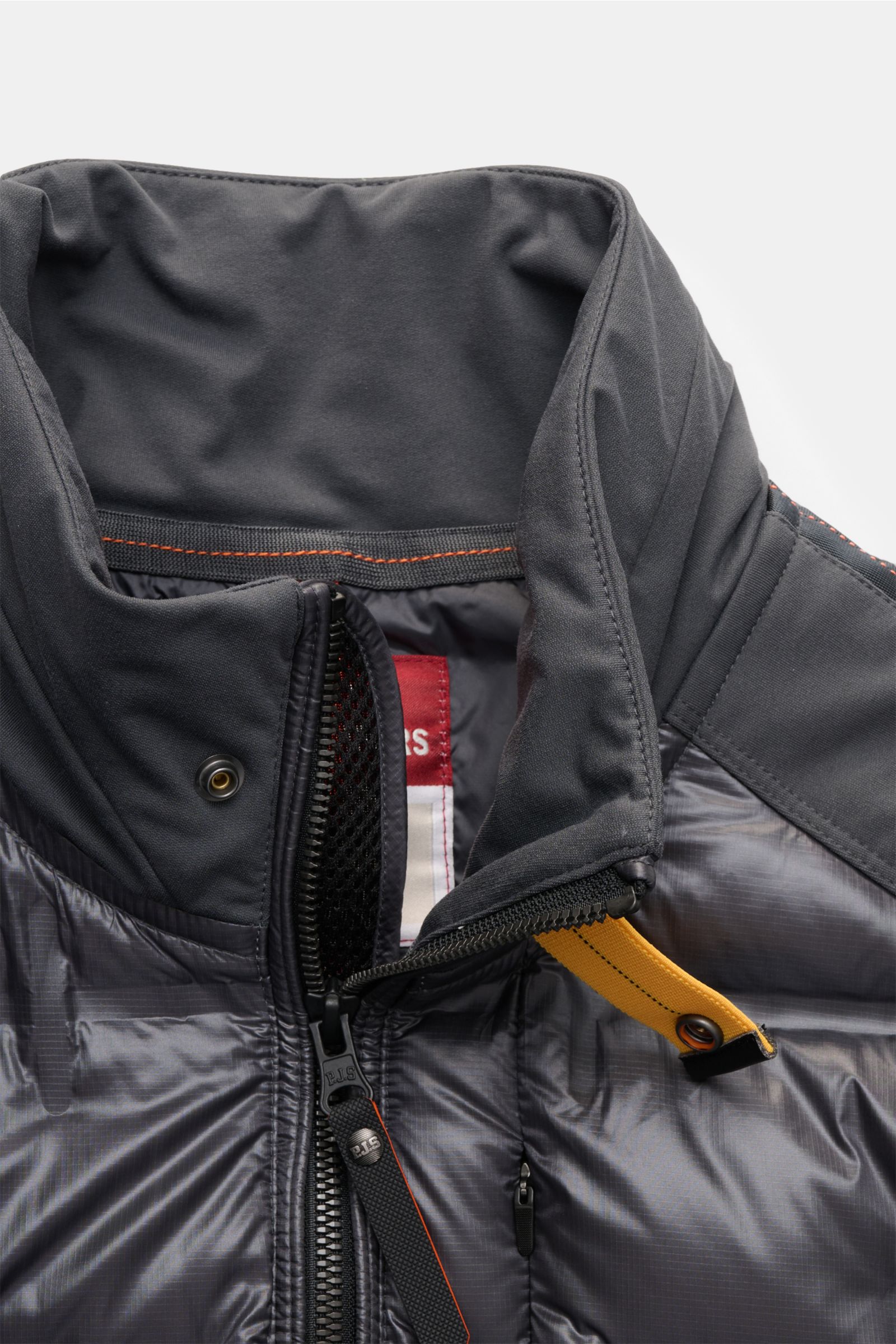 Parajumpers Daunenjacke 'Matty' dunkelgrau aus glänzender Ripstop-Microfaser mit Stepp-Design, Jersey-Details, Slim Fit, Reißverschluss frontal, Kragen nah fotografiert.