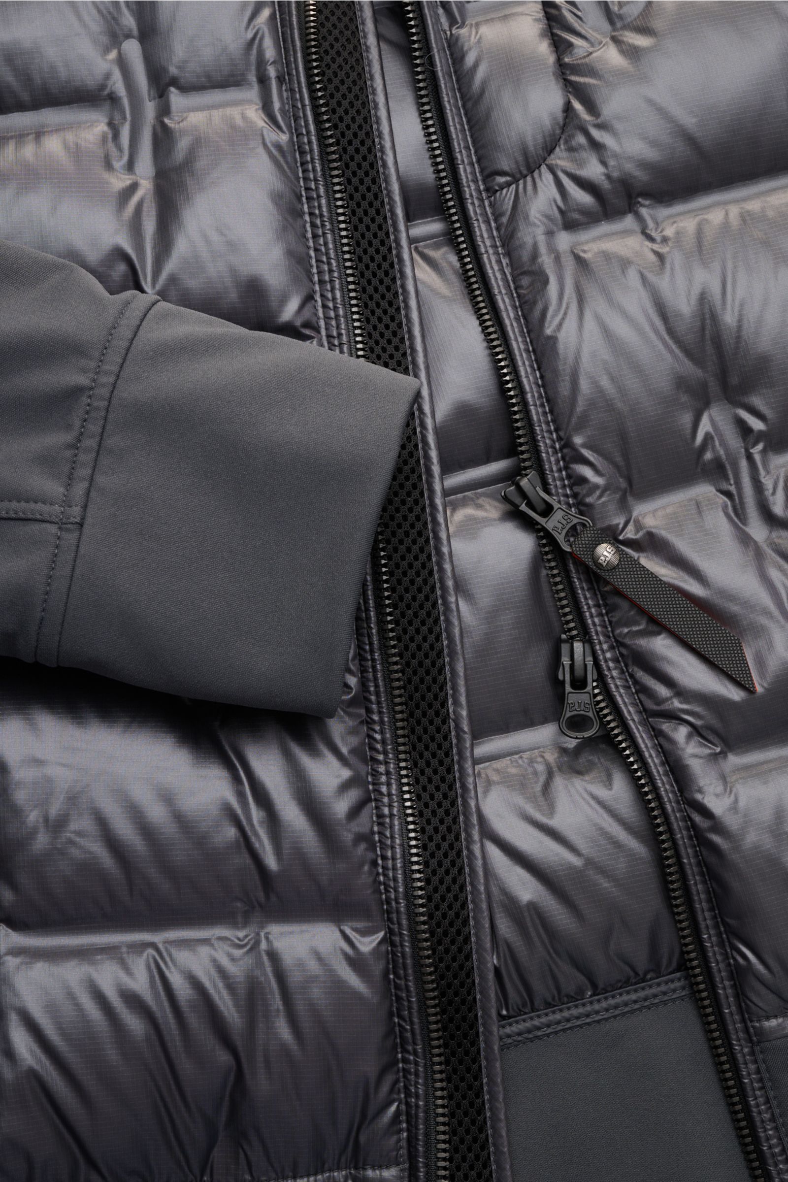 Parajumpers Daunenjacke 'Matty' dunkelgrau im Detail von oben fotografiert, glänzend gesteppt mit Jersey-Ärmel und zwei-Wege-Reißverschluss.