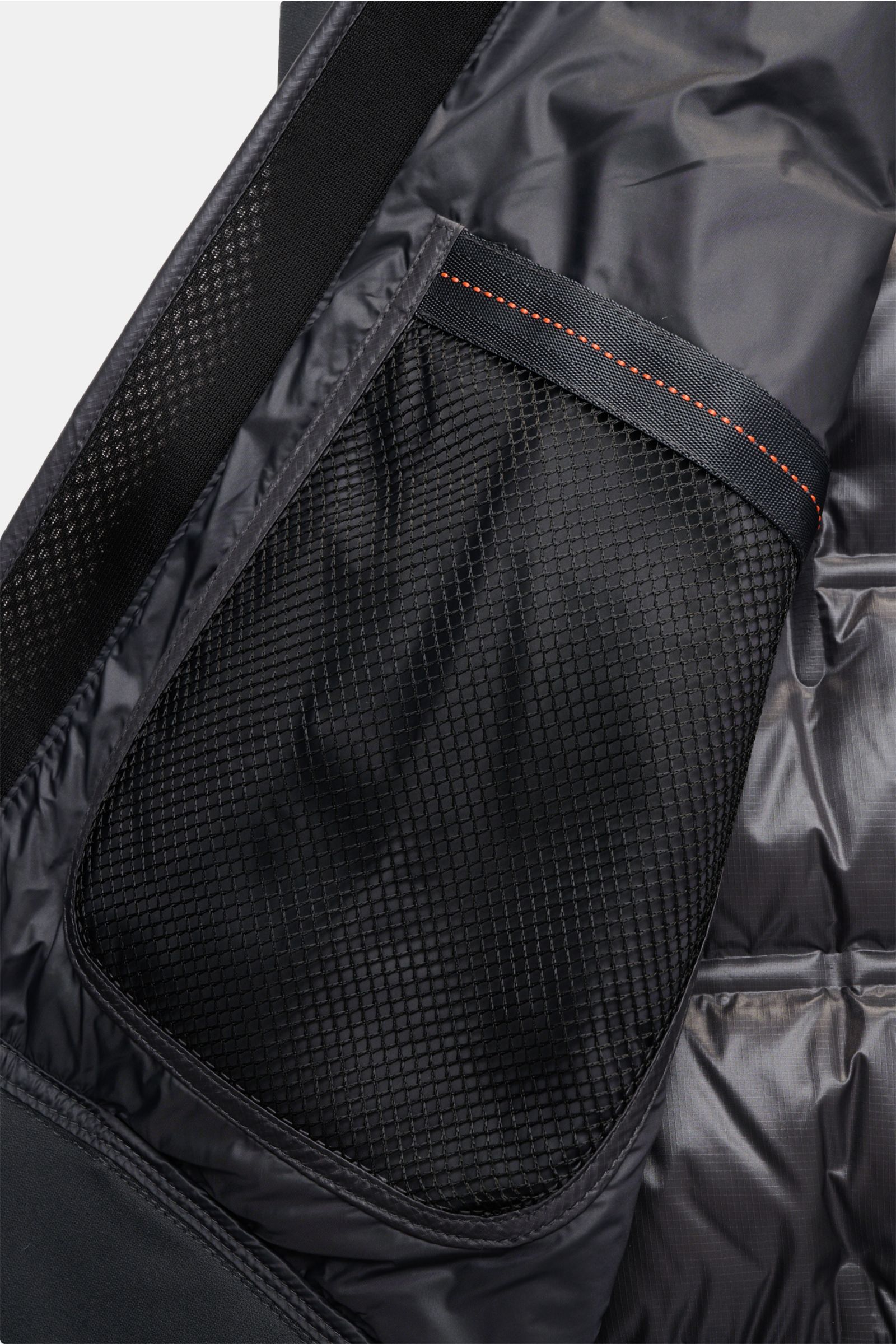 Innenseite der Parajumpers Daunenjacke 'Matty' dunkelgrau, Detailfoto der Mesh-Innentasche und Materialmix mit Jersey und Microfaser.