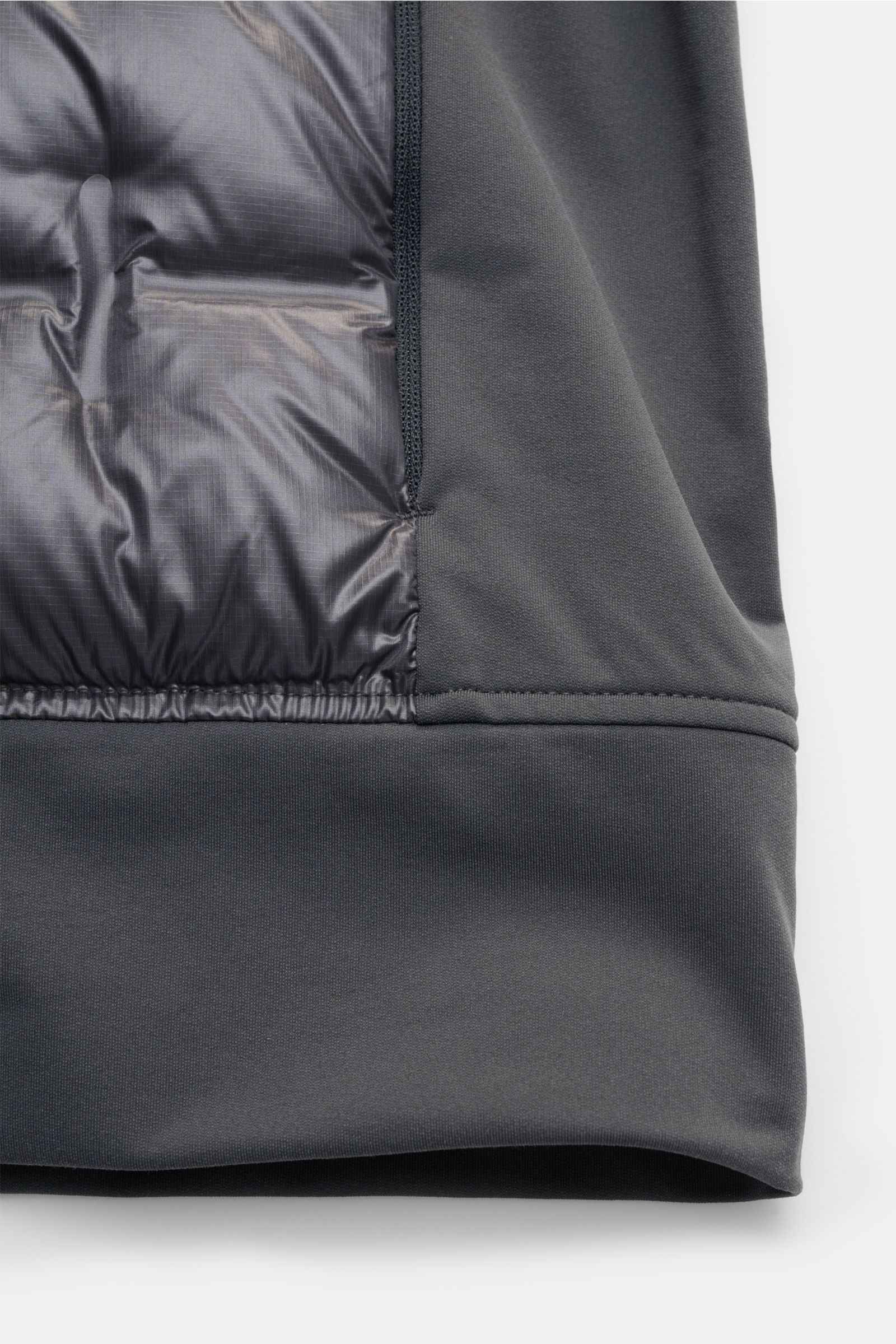 Parajumpers Daunenjacke 'Matty' dunkelgrau, Detailaufnahme von innen, glänzende Ripstop-Microfaser, Jersey, Stepp-Design, leichte Daunenfüllung.