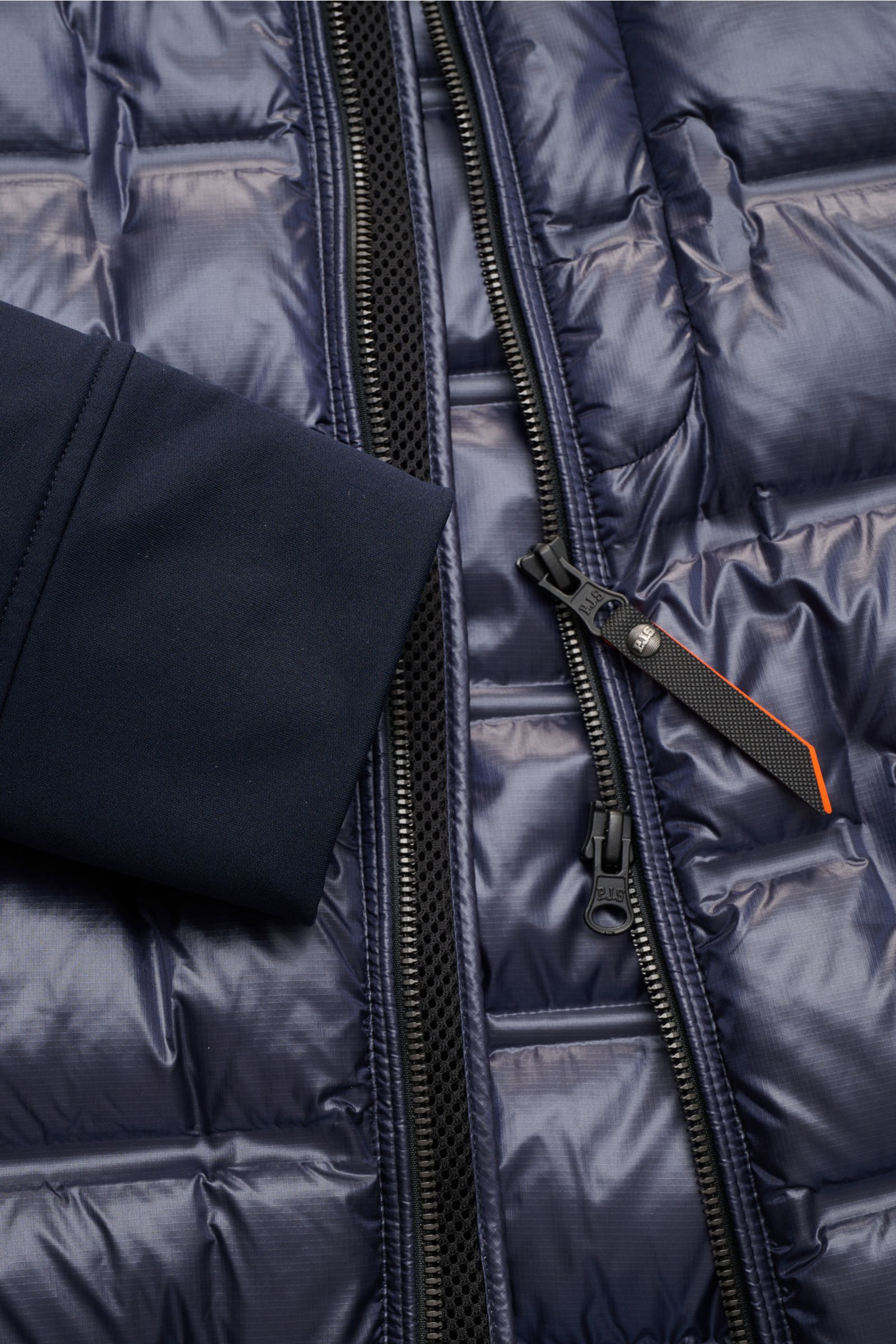 Parajumpers Daunenjacke 'Matty' dark navy in Nahaufnahme von oben, glänzendes Stepp-Design, Jersey-Ärmel, Zwei-Wege-Reißverschluss.