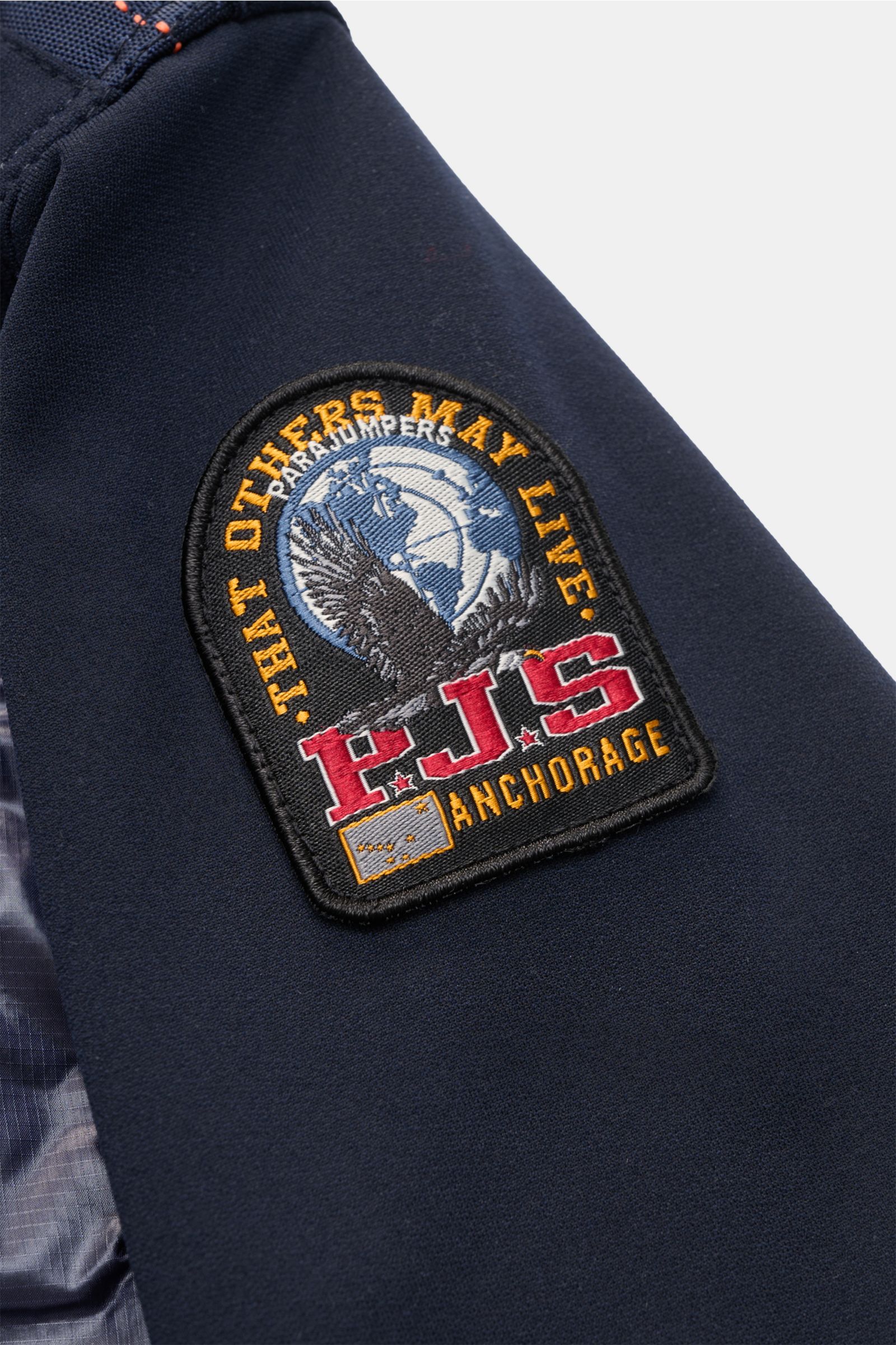 Parajumpers Daunenjacke 'Matty' dark navy im Detail von nah mit Logo-Patch, gestepptem Ripstop-Material, Jersey-Details und leichter Daunenfüllung.