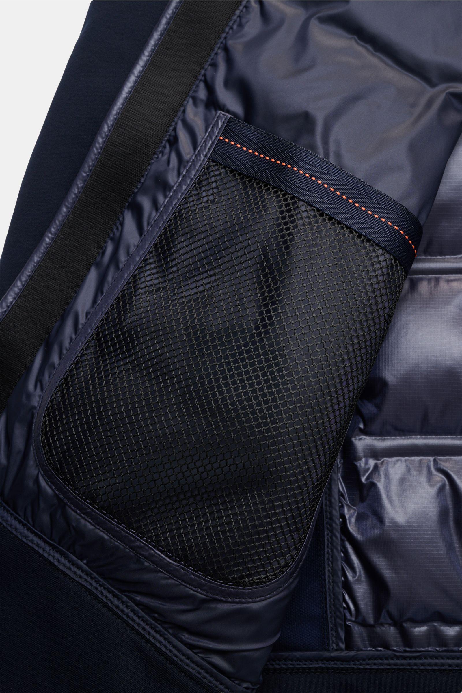 Parajumpers Daunenjacke 'Matty' dark navy, Nahaufnahme Innenansicht mit Mesh-Innentasche, gesteppter Microfaser und Jersey-Details.