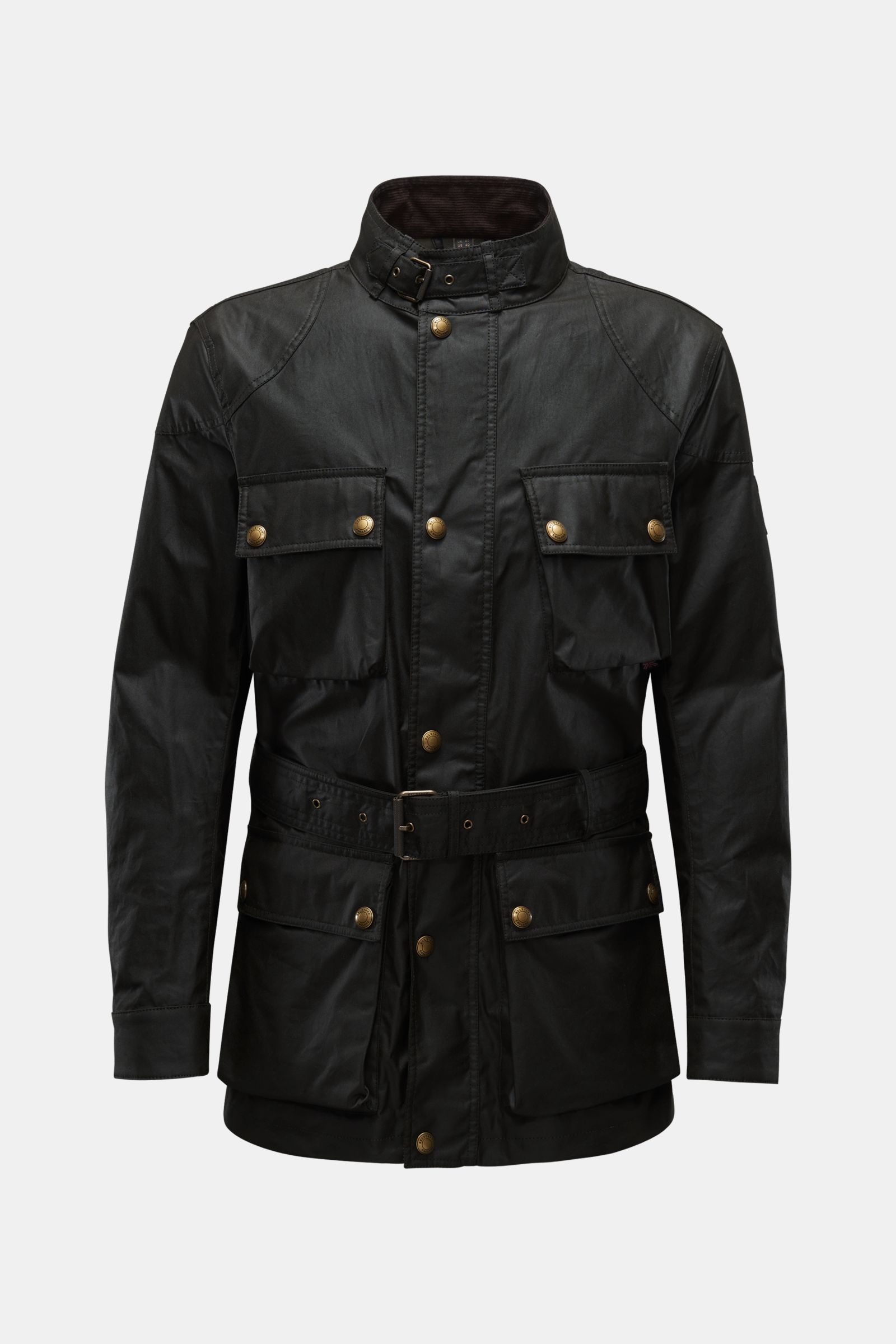 Front view of Belstaff Wachsjacke 'Trialmaster' schwarz, a durable, functional, slim fit jacket made of waxed, water-repellent cotton with a waist belt, chest and front pockets, cord-trimmed stand collar, reinforced shoulders, and brass snap buttons.