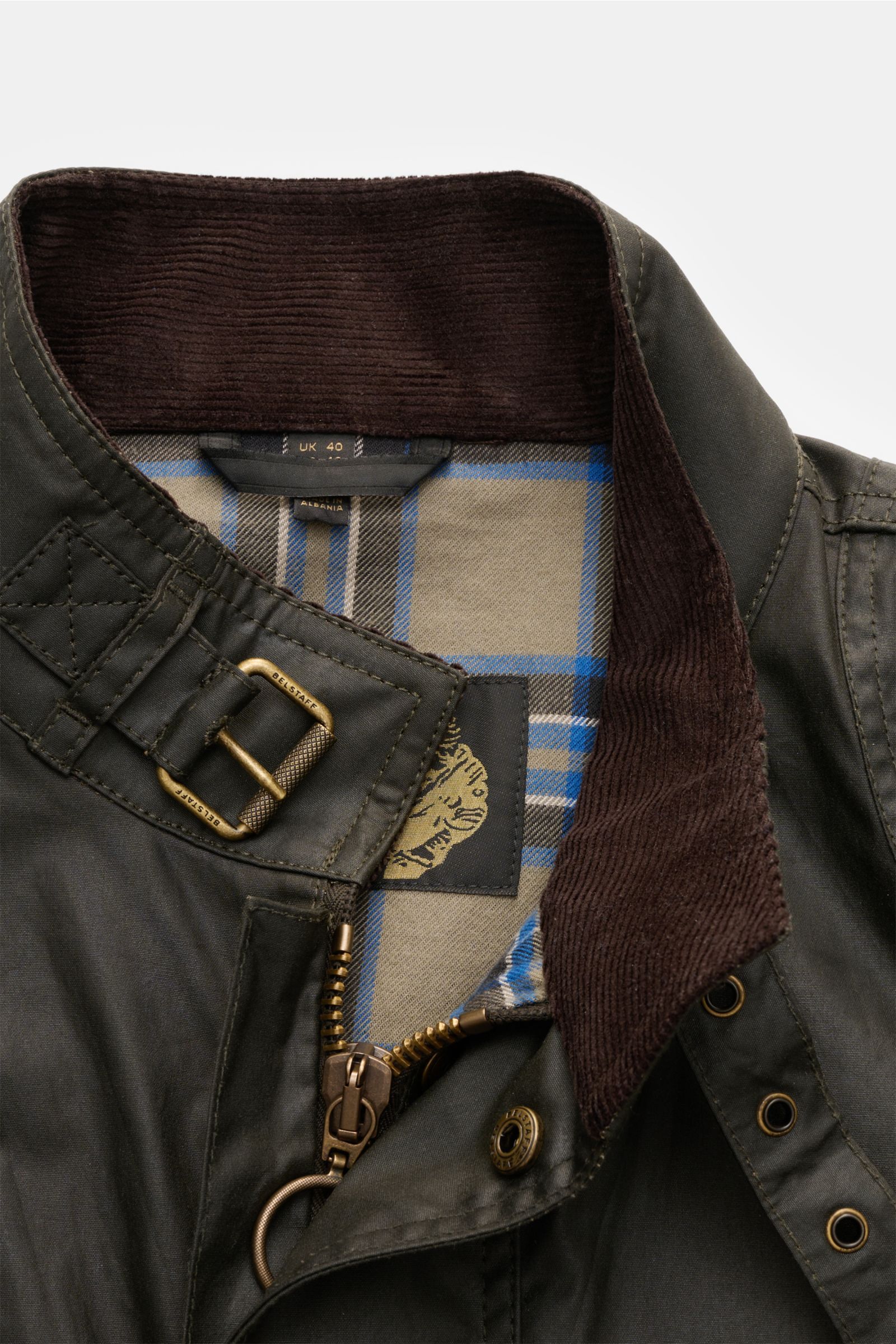 Belstaff Wachsjacke 'Trialmaster' dark olive, Detailaufnahme von oben, gewachste Baumwolle, Cordkragen, robuster Reißverschluss, Taillengürtel, wasserabweisend, Slim Fit.