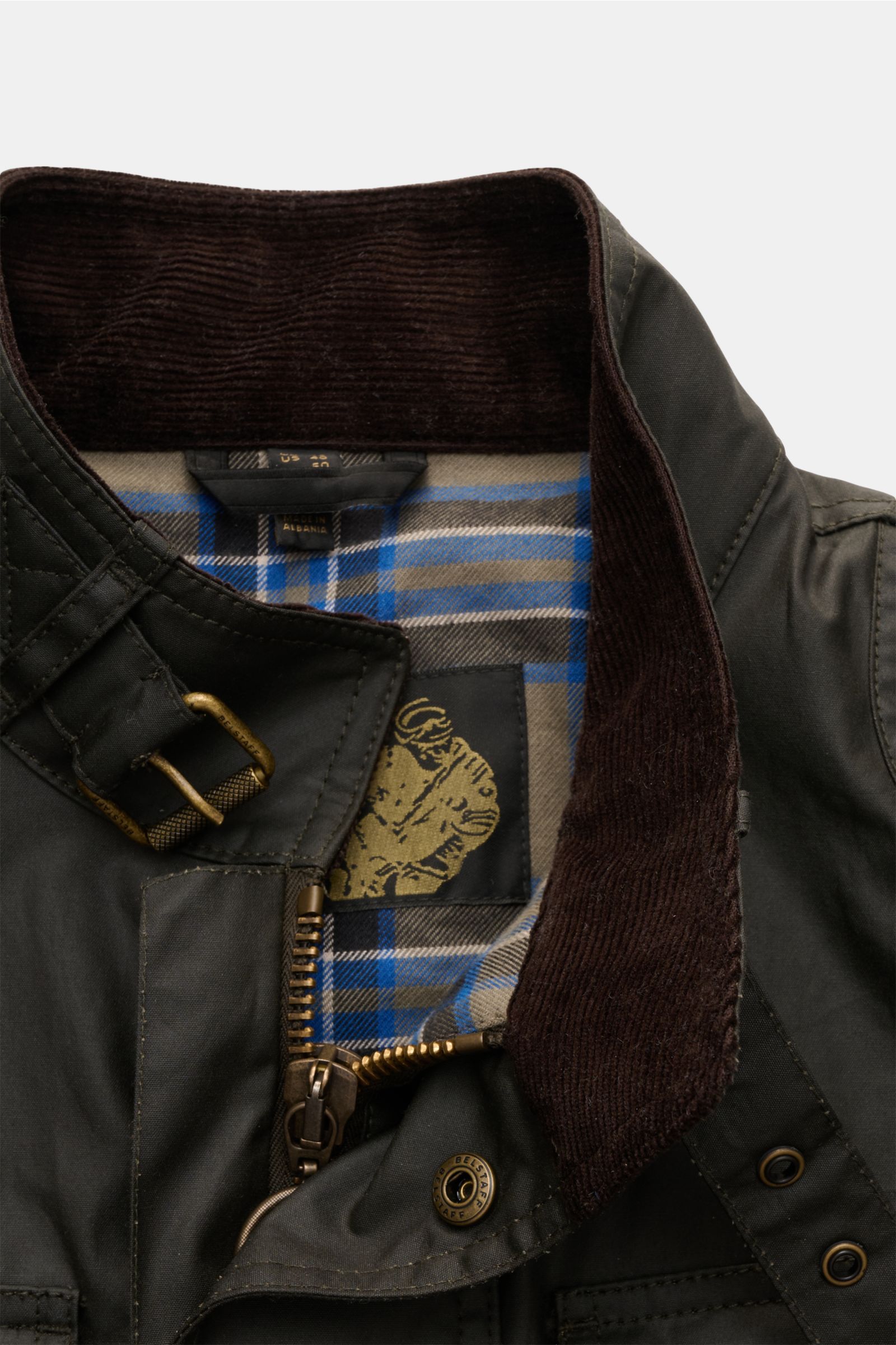 Belstaff Wachsjacke 'Racemaster' dark olive, Detailaufnahme von oben, gewachste Baumwolle, Cordkragen, Metall-Reißverschluss, karierter Futterstoff.
