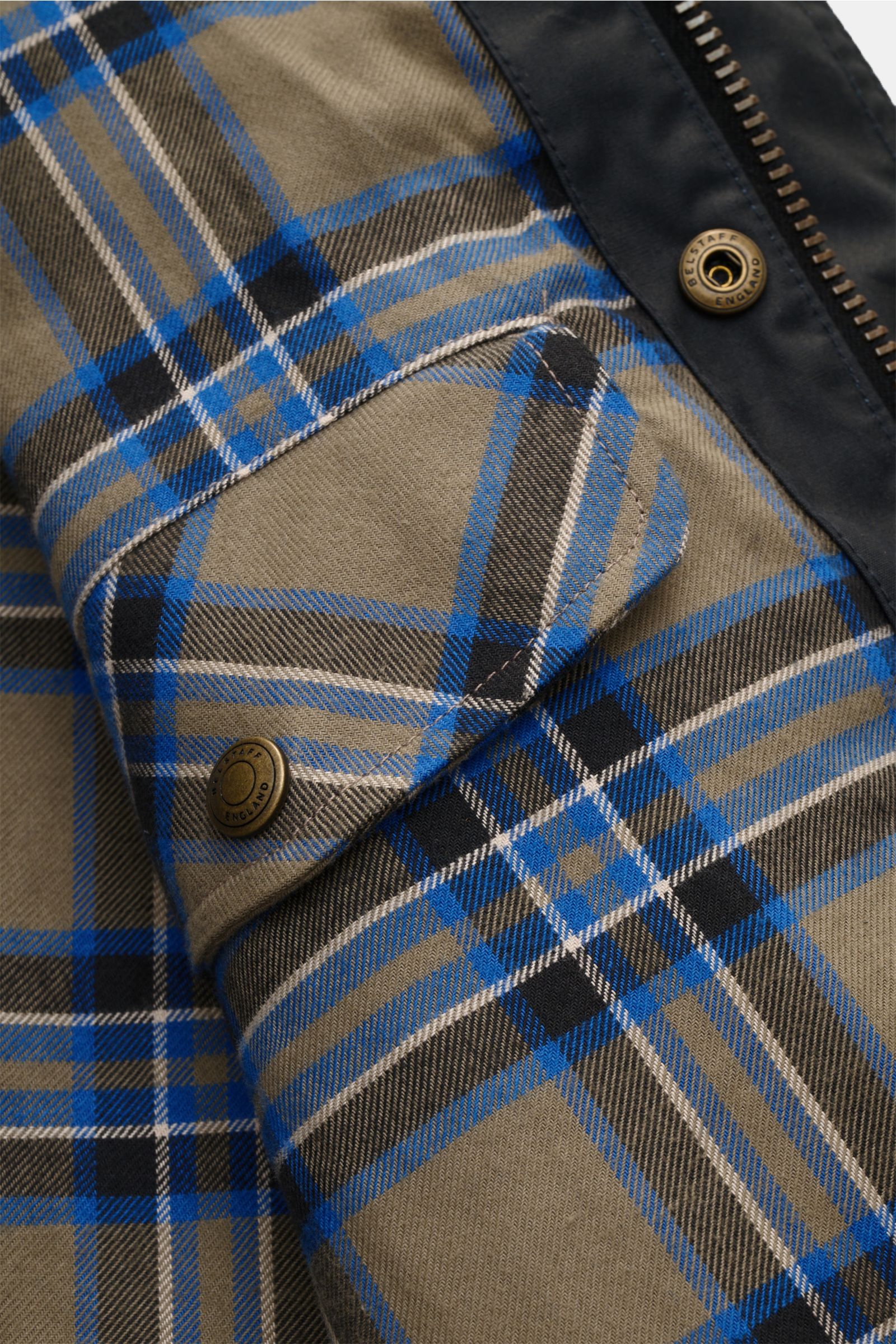 Belstaff Wachsjacke 'Fieldmaster' dark navy, Nahaufnahme von innen mit kariertem Futter, gewachster Baumwolle und Metall-Druckknopf.