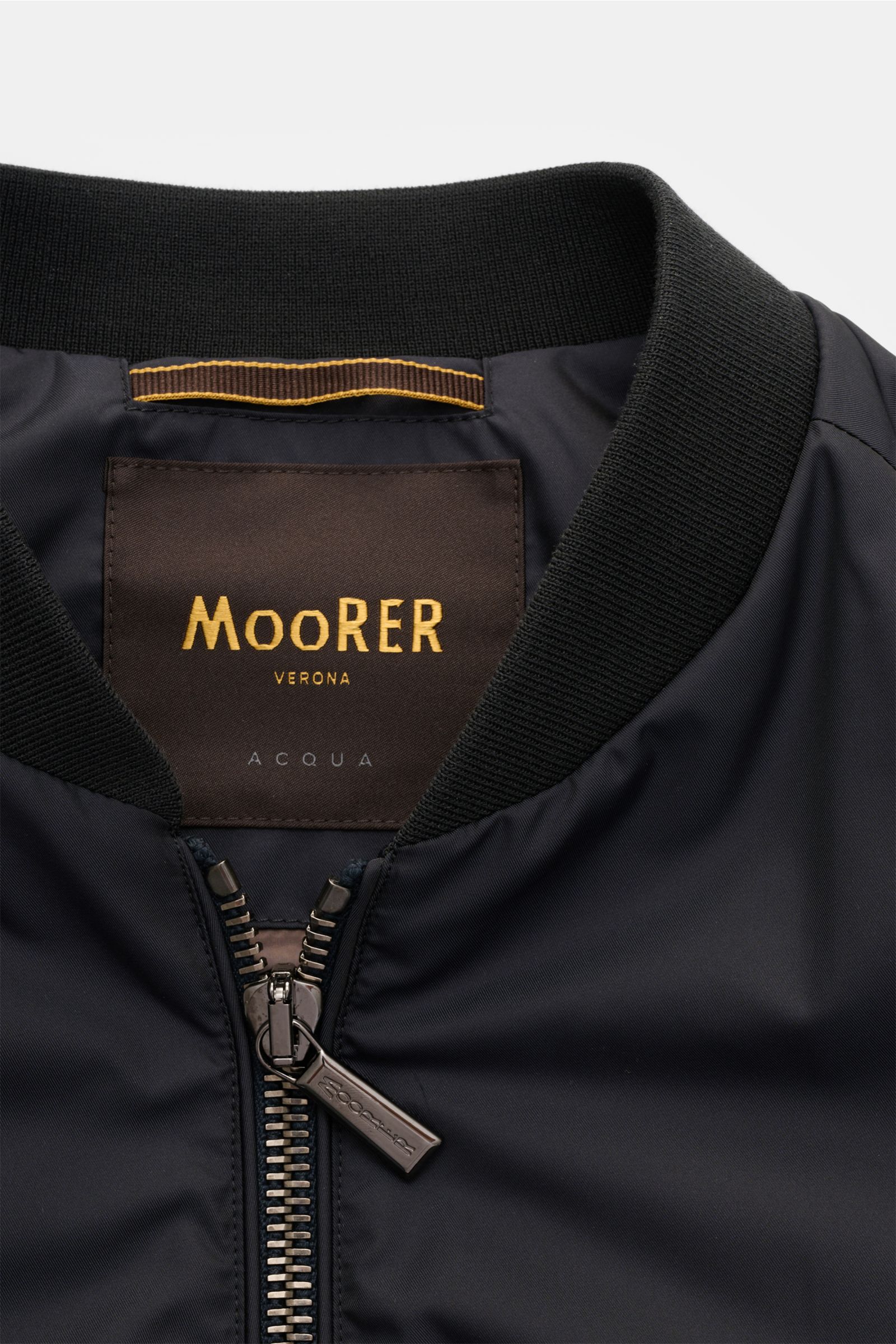 Close-up top-front view of the Moorer Blouson 'Corelli-Wk' dark navy with ribbed collar and zipper, made of premium microfiber, water-repellent, slim fit, typical blouson collar, zipper front pockets, zipper pocket on the upper arm, elastic hem and cuffs,
