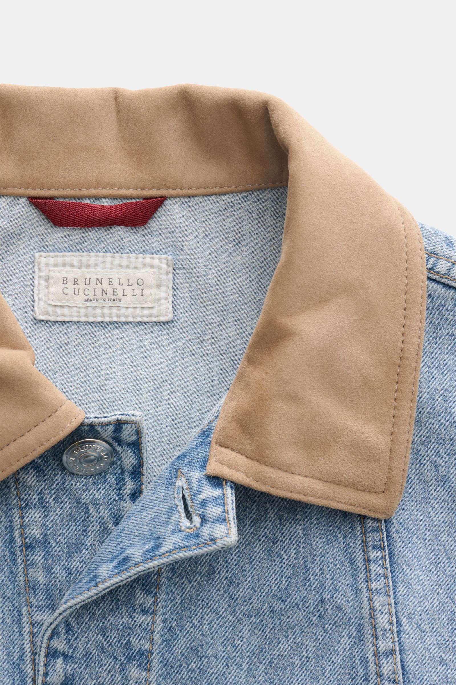 Close-up front view of Brunello Cucinelli Jeansjacke rauchblau showing soft suede collar, denim cotton fabric, and branded button.

Description: Edles Casual-Piece: Die Jeansjacke von BRUNELLO CUCINELLI aus reiner Baumwolle ergänzt anspruchsvolle Freiz