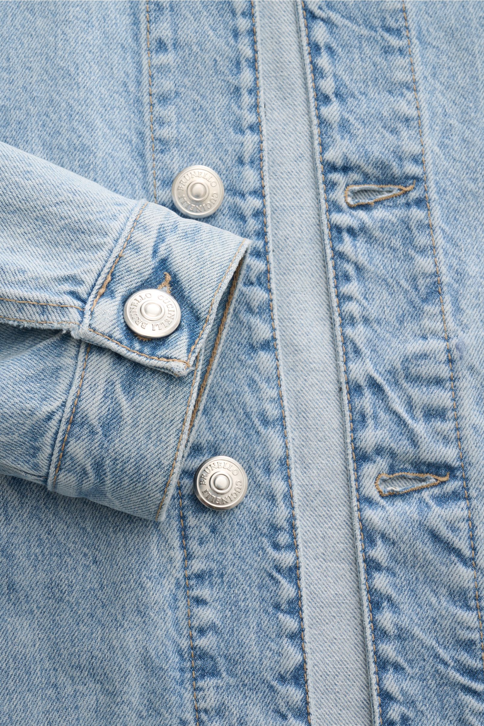 Close-up front view of the Brunello Cucinelli Jeansjacke rauchblau, showcasing denim cotton fabric, slim fit, silver branded buttons, and detailed stitching.

Description: Edles Casual-Piece: Die Jeansjacke von BRUNELLO CUCINELLI aus reiner Baumwolle e