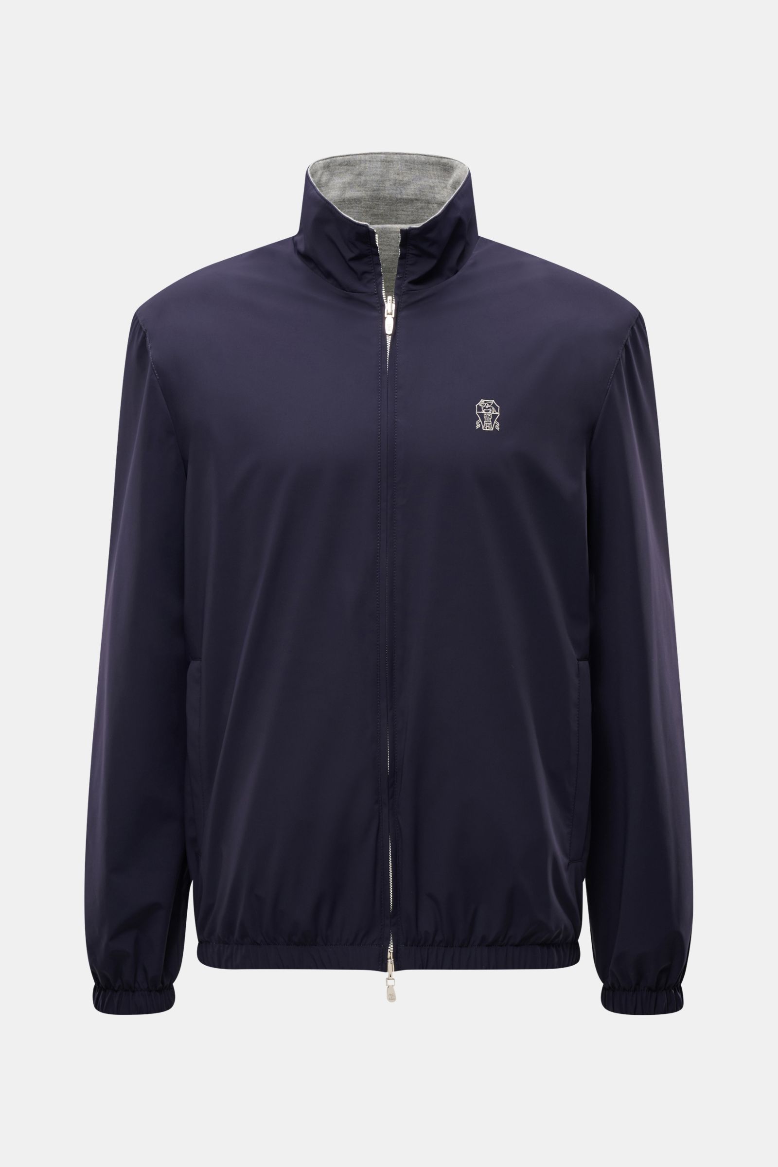 Brunello Cucinelli Wendeblouson navy/grau front view, navy wind- and water-repellent microfibre jacket with stand-up collar, elastic cuffs and hem, reversible with grey cashmere-silk jersey inside, logo stitching on front. 

Zwei Looks, ein Anspruch: B