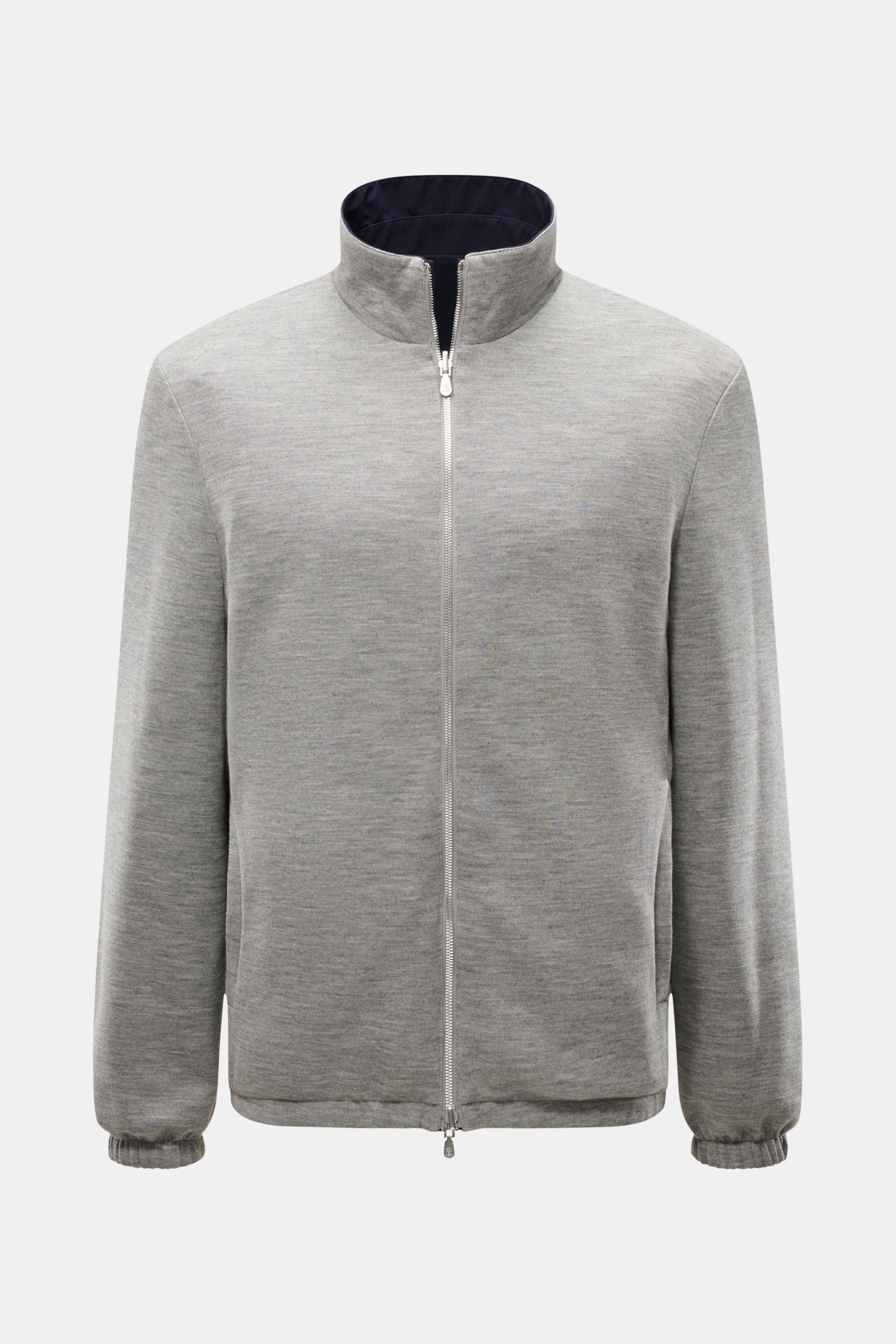Front view of the Brunello Cucinelli Wendeblouson navy/grau, a reversible jacket with a high collar and zipper, shown in grey with navy interior.

Zwei Looks, ein Anspruch: BRUNELLO CUCINELLI präsentiert mit diesem wind- und wasserabweisenden Blouson e