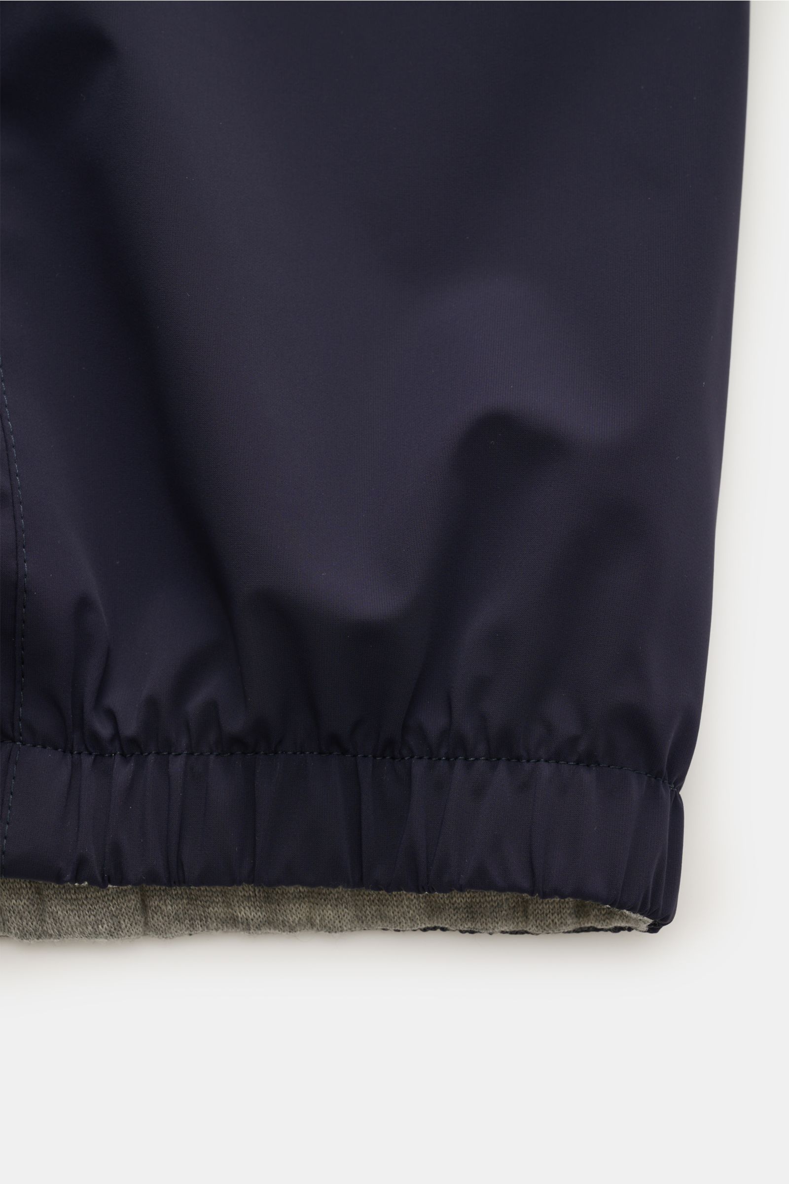 Close-up of the elastic hem detail of the Brunello Cucinelli Wendeblouson navy/grau, photographed from a side angle.

Description: Zwei Looks, ein Anspruch: BRUNELLO CUCINELLI präsentiert mit diesem wind- und wasserabweisenden Blouson einen luxuriösen,