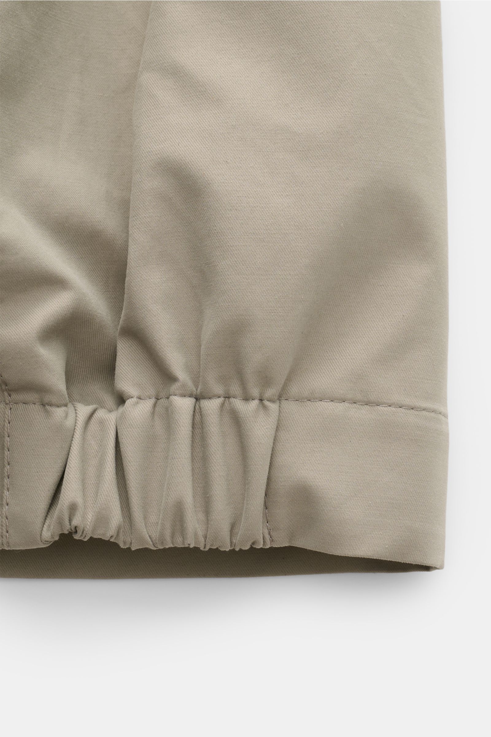 Close-up front view of the elastic waistband detail on the Brunello Cucinelli Blouson salbei, made from cotton-microfiber twill with a soft, water-repellent touch.