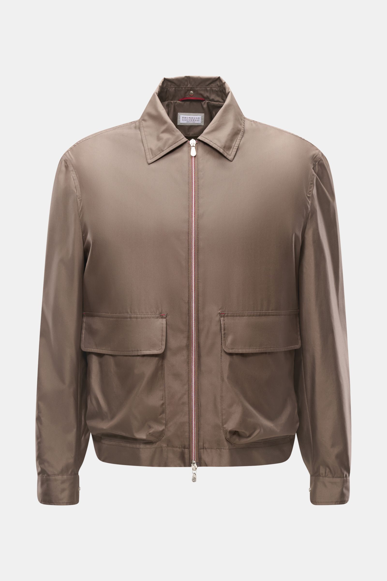 Front view of a taupe Brunello Cucinelli Jacke with slim fit, silk-microfiber mix, smooth texture, two-way zipper, flap pockets, cuffed sleeves, and unconstructed design. Luxuriöse Leichtigkeit: Die Jacke von BRUNELLO CUCINELLI überzeugt mit einem erlesen