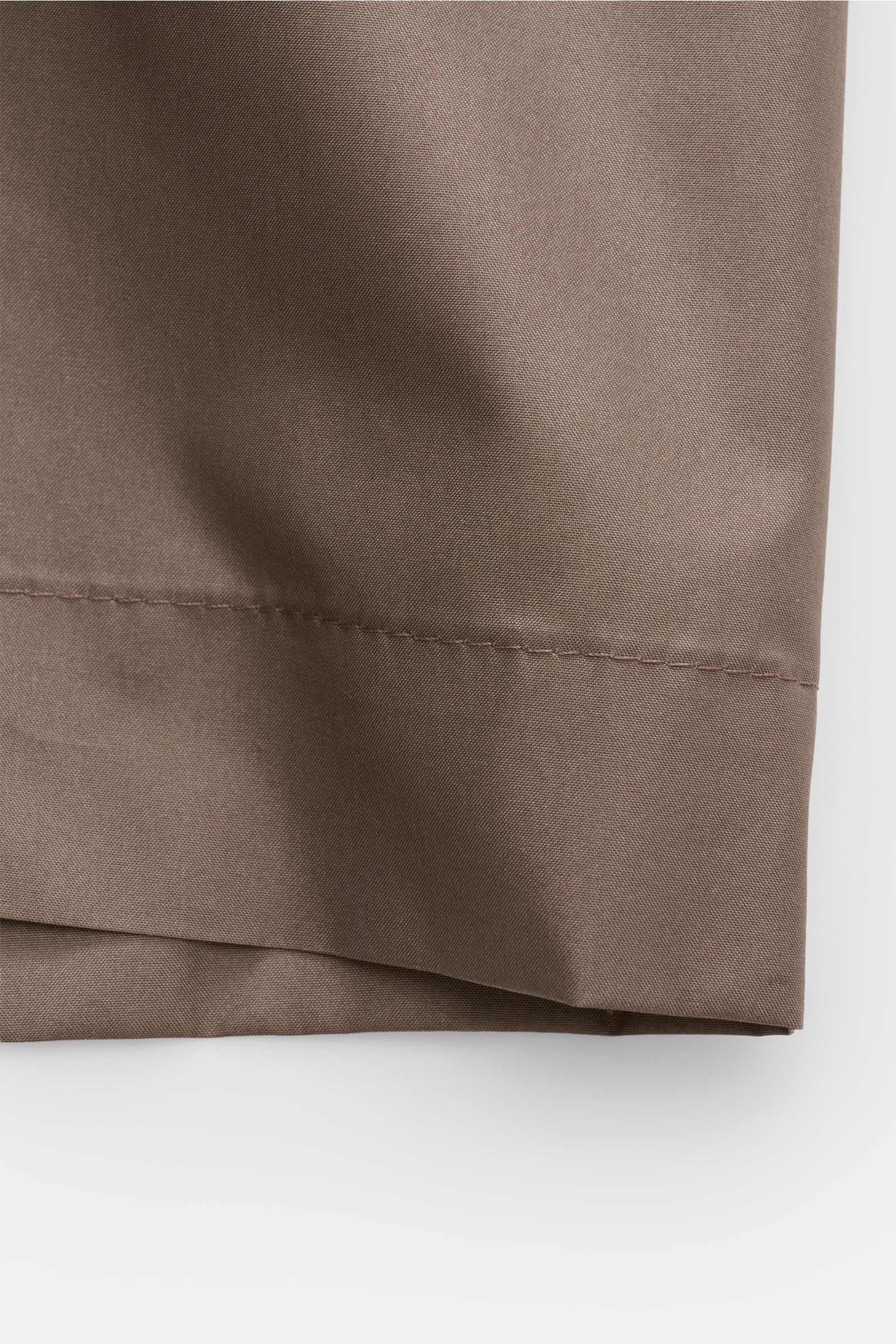 Close-up front view of the taupe Brunello Cucinelli Jacke showing smooth silk-microfiber fabric with fine stitching and unconstructed design.

Description: Luxuriöse Leichtigkeit: Die Jacke von BRUNELLO CUCINELLI überzeugt mit einem erlesenen Mix aus S