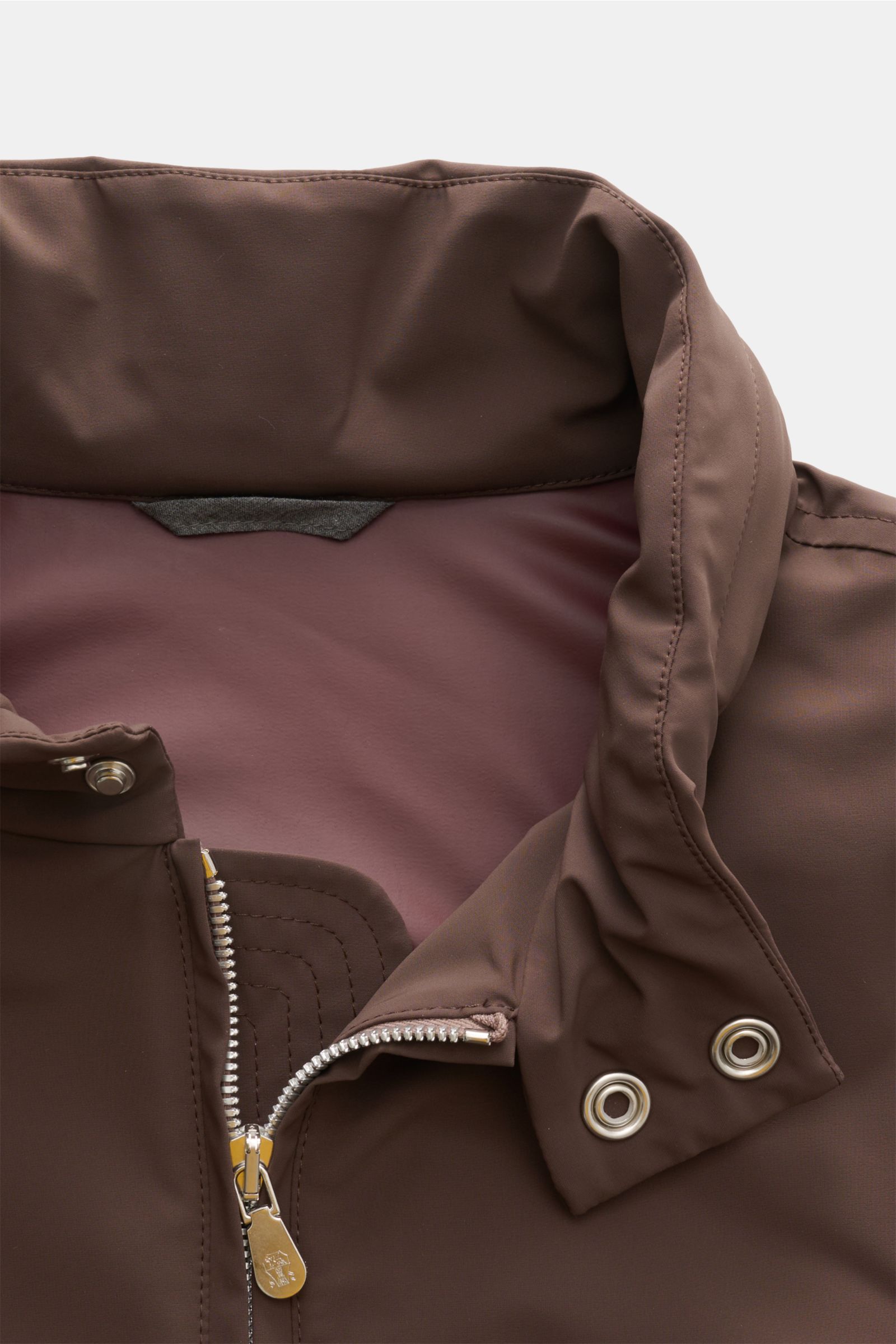 Close-up front view of the collar and zipper area of the Brunello Cucinelli Blouson grau meliert, showing its elegant silk, linen, and wool mix fabric with a soft, slightly textured feel and distinctive woven structure. The slim fit jacket features a stan