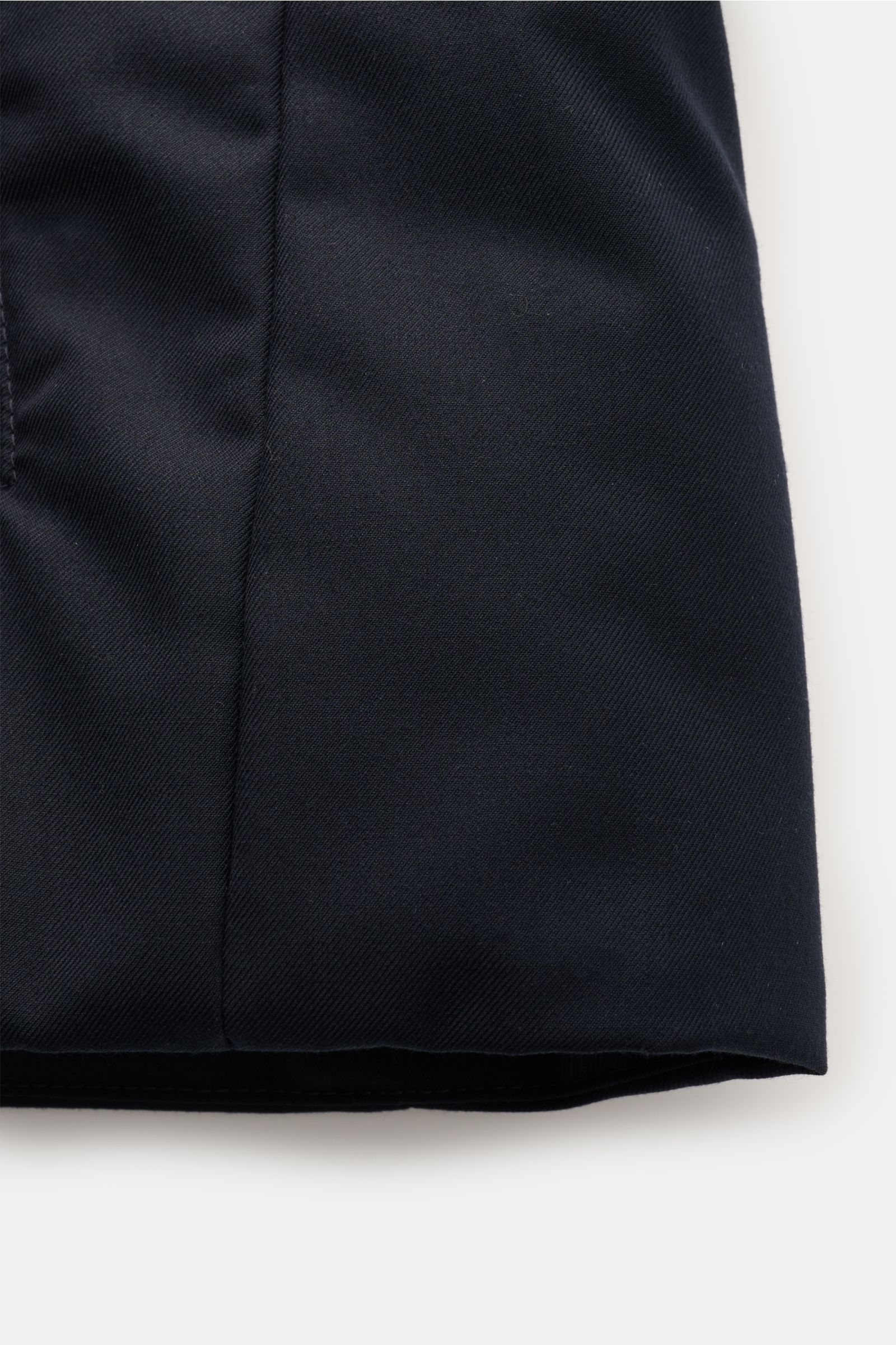 Nahaufnahme der unteren Vorderseite der Moorer Daunenweste 'Uros' dark navy aus edlem Garbadine-Gewebe, wind- und wasserabweisend, mit Slim Fit.