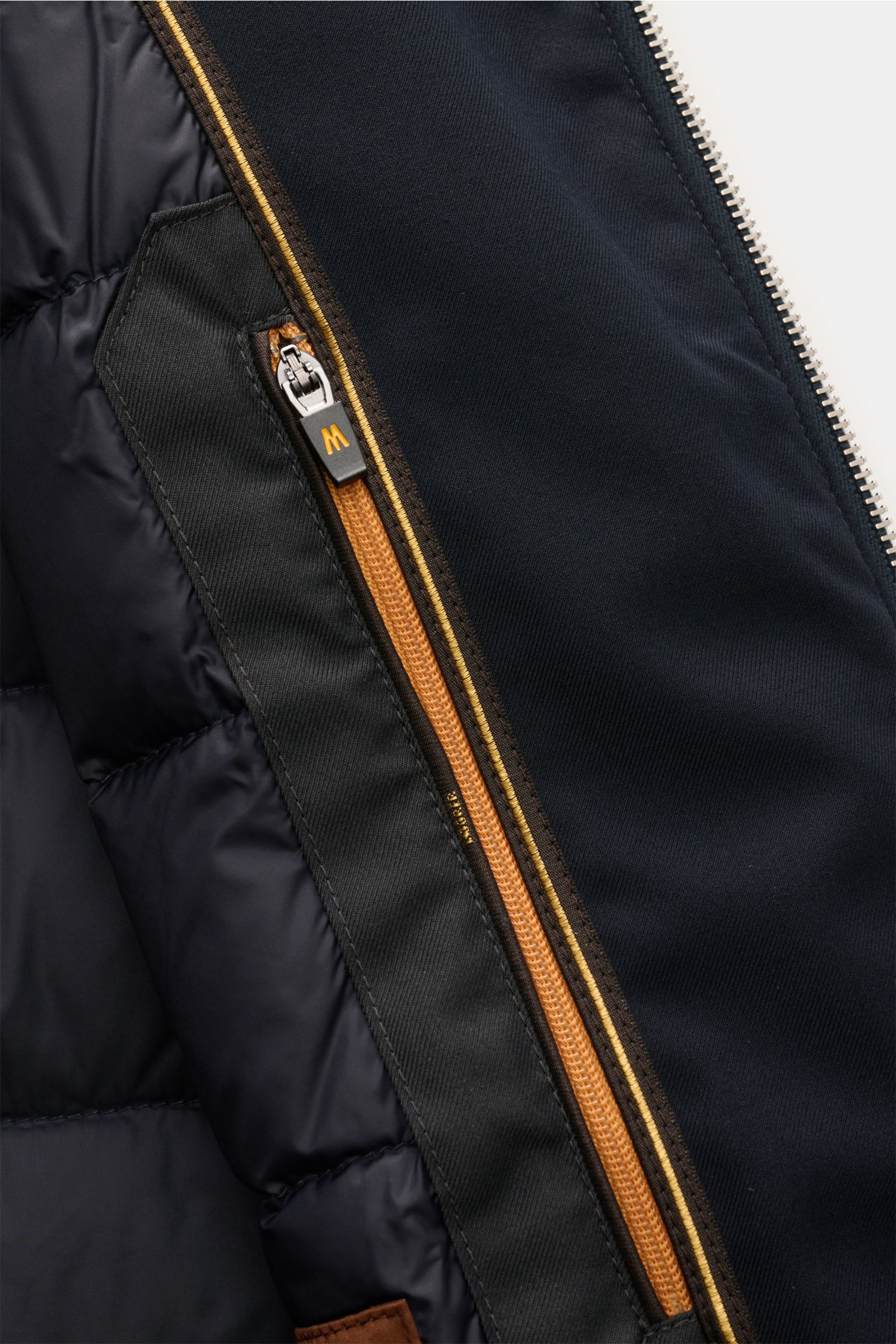 Nahaufnahme der Innenansicht der Moorer Daunenweste 'Uros' dark navy mit Reißverschluss, weichem Futter und hochwertigem Garbadine-Gewebe.