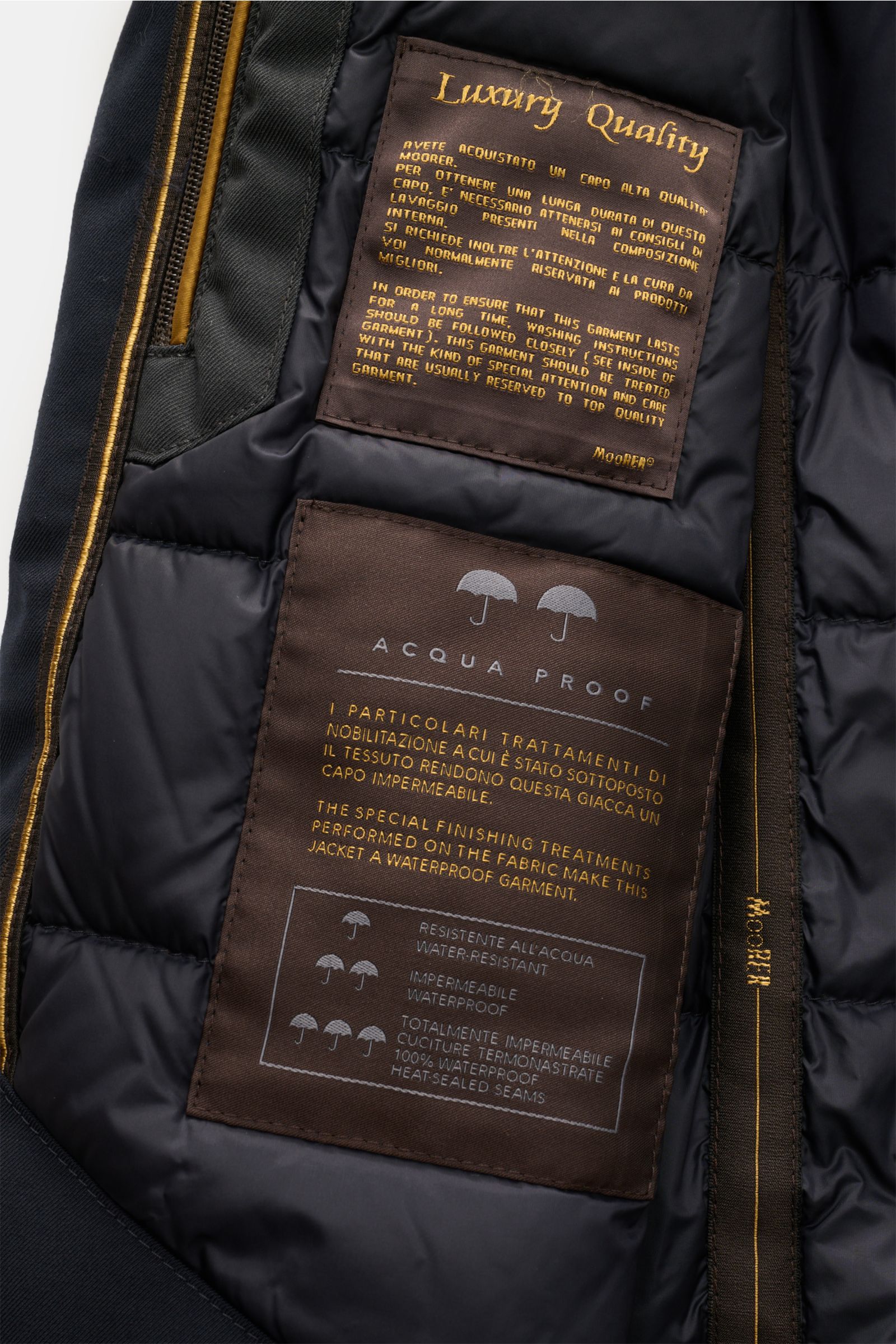 Moorer Daunenweste 'Uros' dark navy, Innenansicht mit wasserabweisender Membran, zwei Innentaschen, weichem Futterstoff, Slim Fit, Stehkragen, Zwei-Wege-Reißverschluss.