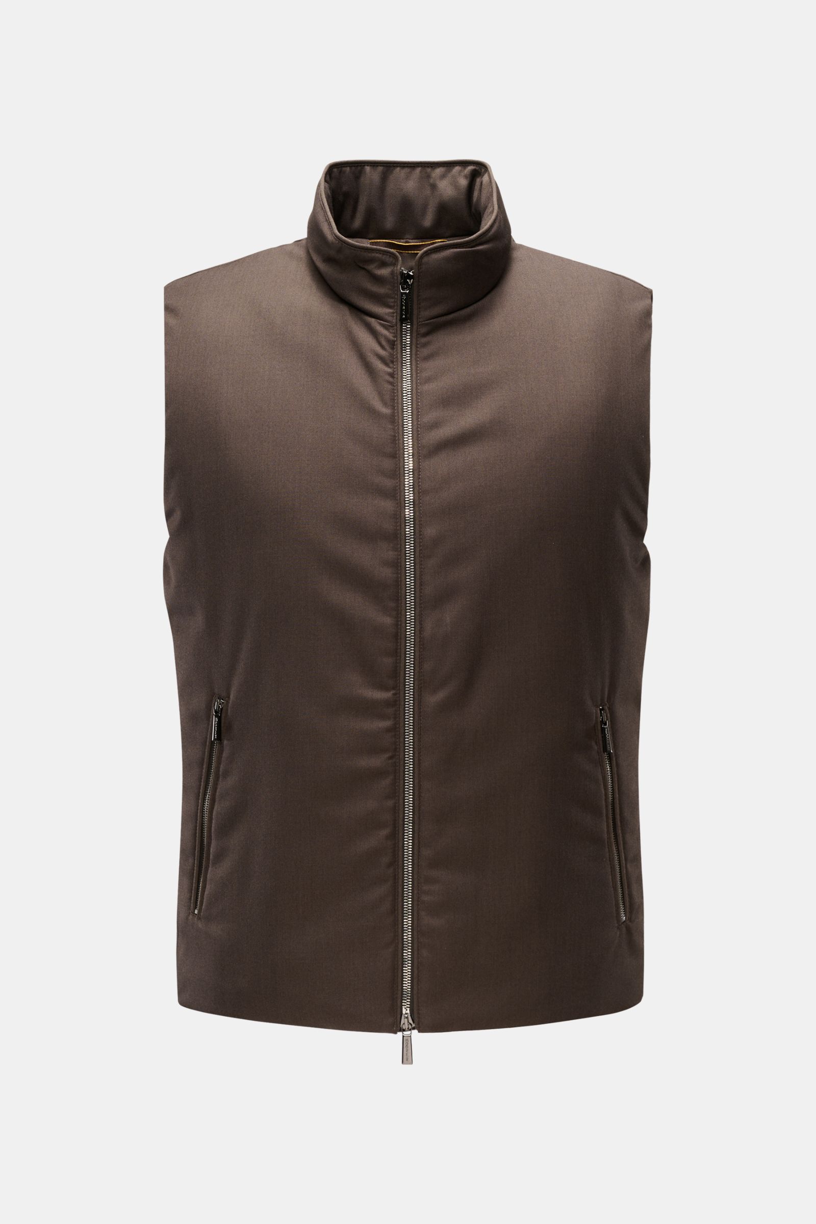 Moorer Daunenweste 'Uros' graubraun, frontale Ansicht, Slim Fit, wind- und wasserabweisend, Stehkragen, zwei Zipper-Taschen, leichte Daunenfüllung.