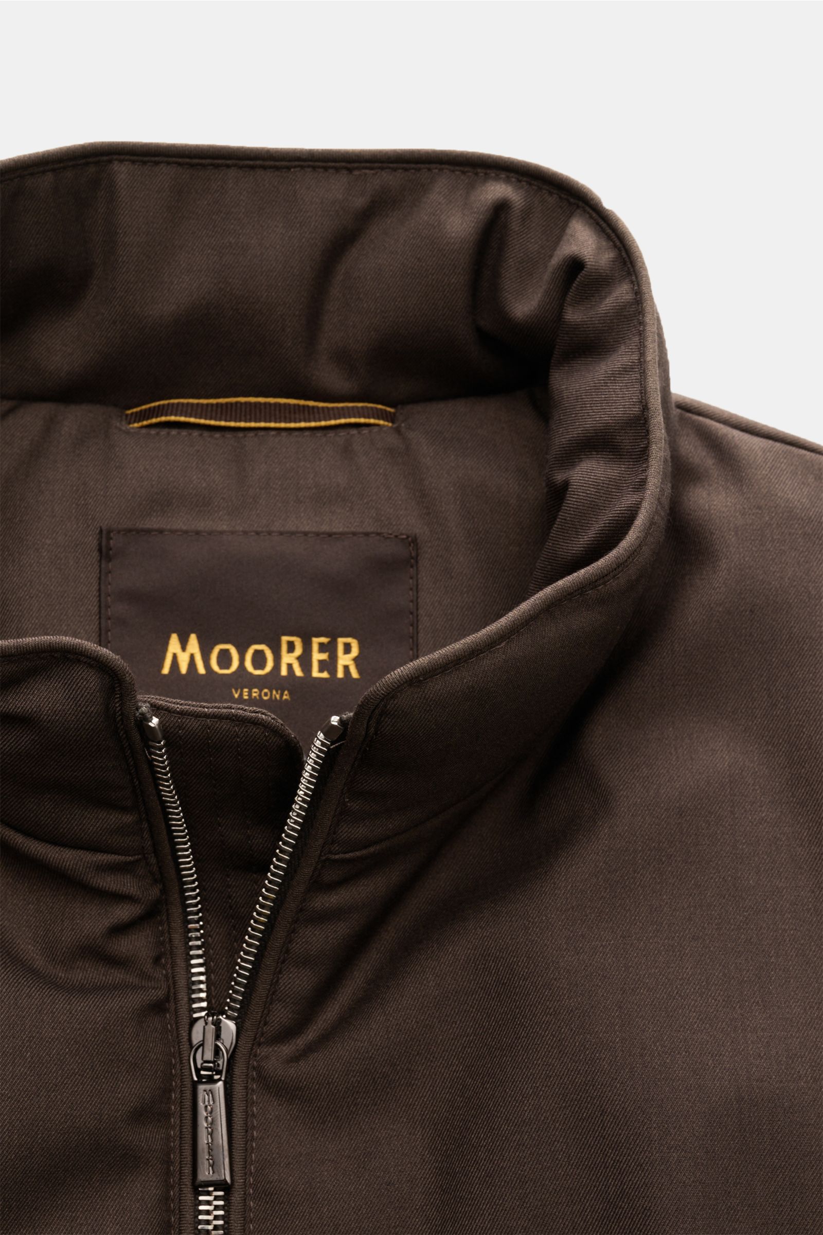 Moorer Daunenweste 'Uros' graubraun im Nahaufnahme von oben, Stehkragen, Zwei-Wege-Reißverschluss, edles Garbadine mit wasserabweisender Membran, weich, winddicht, leichte Daunenfüllung, Slim Fit.