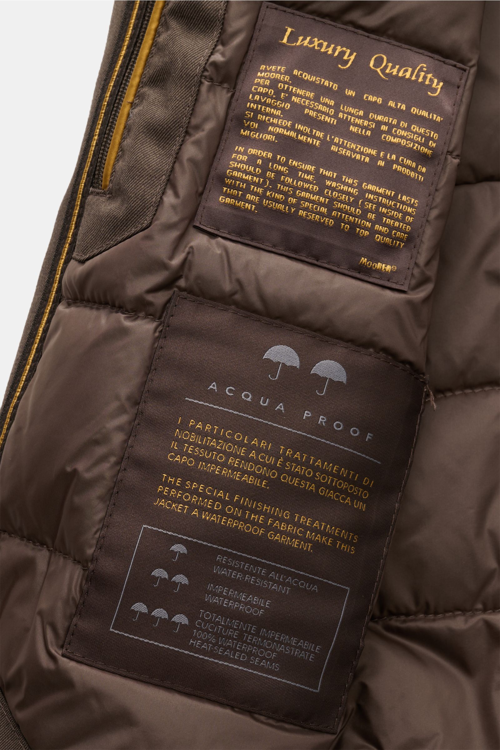 Moorer Daunenweste 'Uros' graubraun von innen fotografiert, mit wasserabweisendem Futter, zwei Innentaschen und Pflegehinweisen.