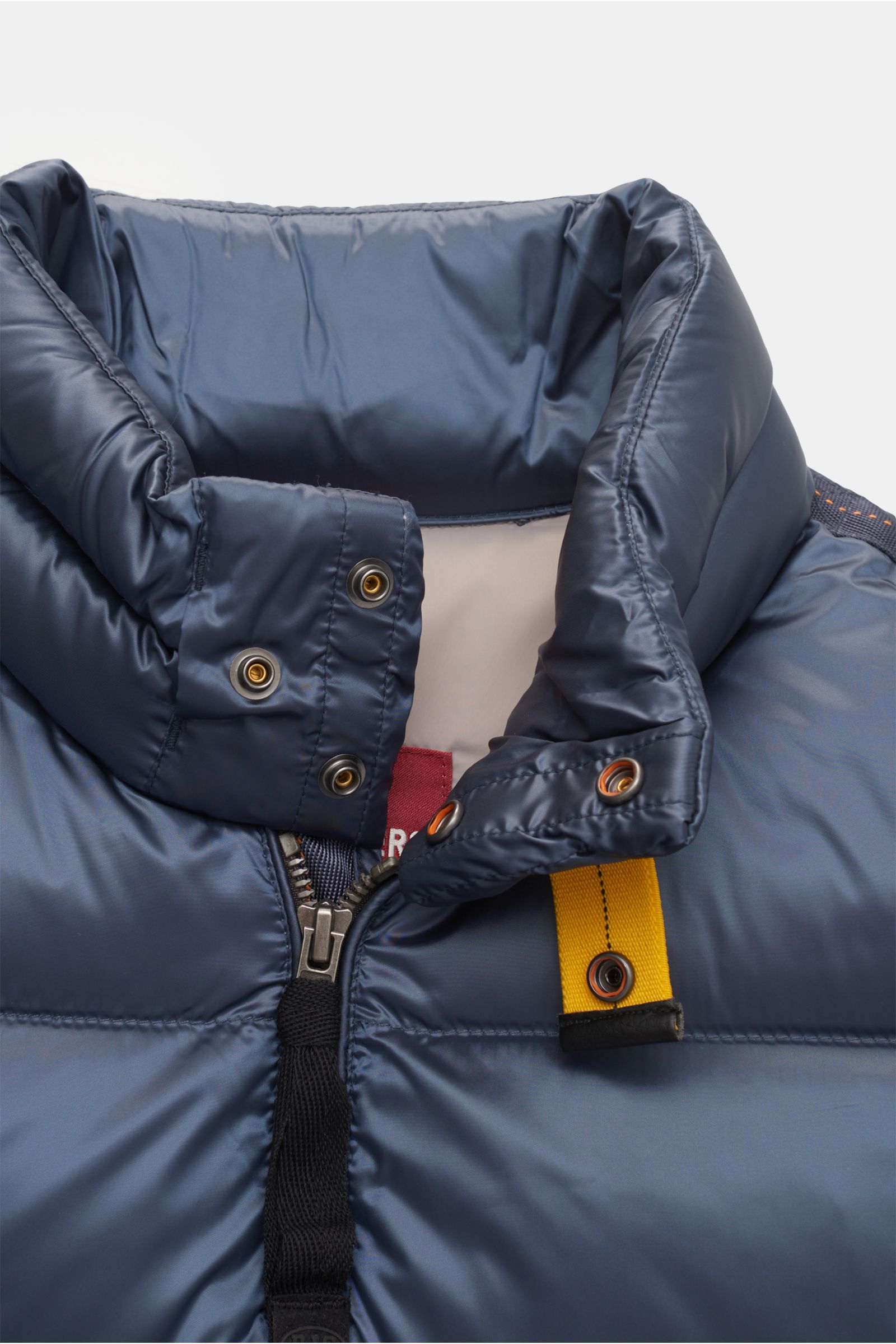 Parajumpers Daunenweste 'Jeordie' navy, Detailansicht von oben, Slim Fit, wind- und wasserabweisend, Microfaser, Daunenfüllung, Stehkragen mit Druckknöpfen.