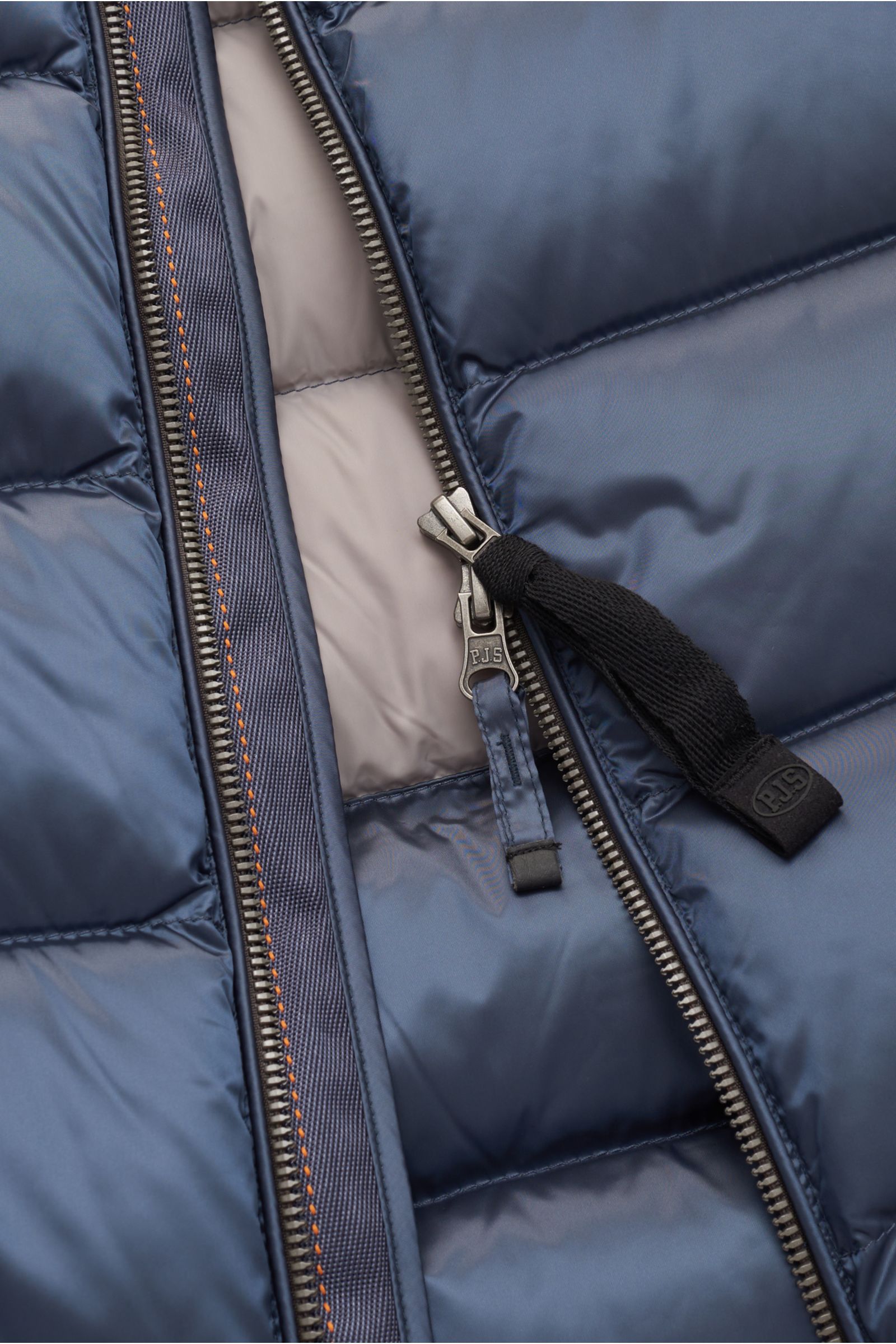 Nahaufnahme der geöffneten Parajumpers Daunenweste 'Jeordie' navy mit robuster Microfaser, Zwei-Wege-Reißverschluss und kontrastierendem Futter.