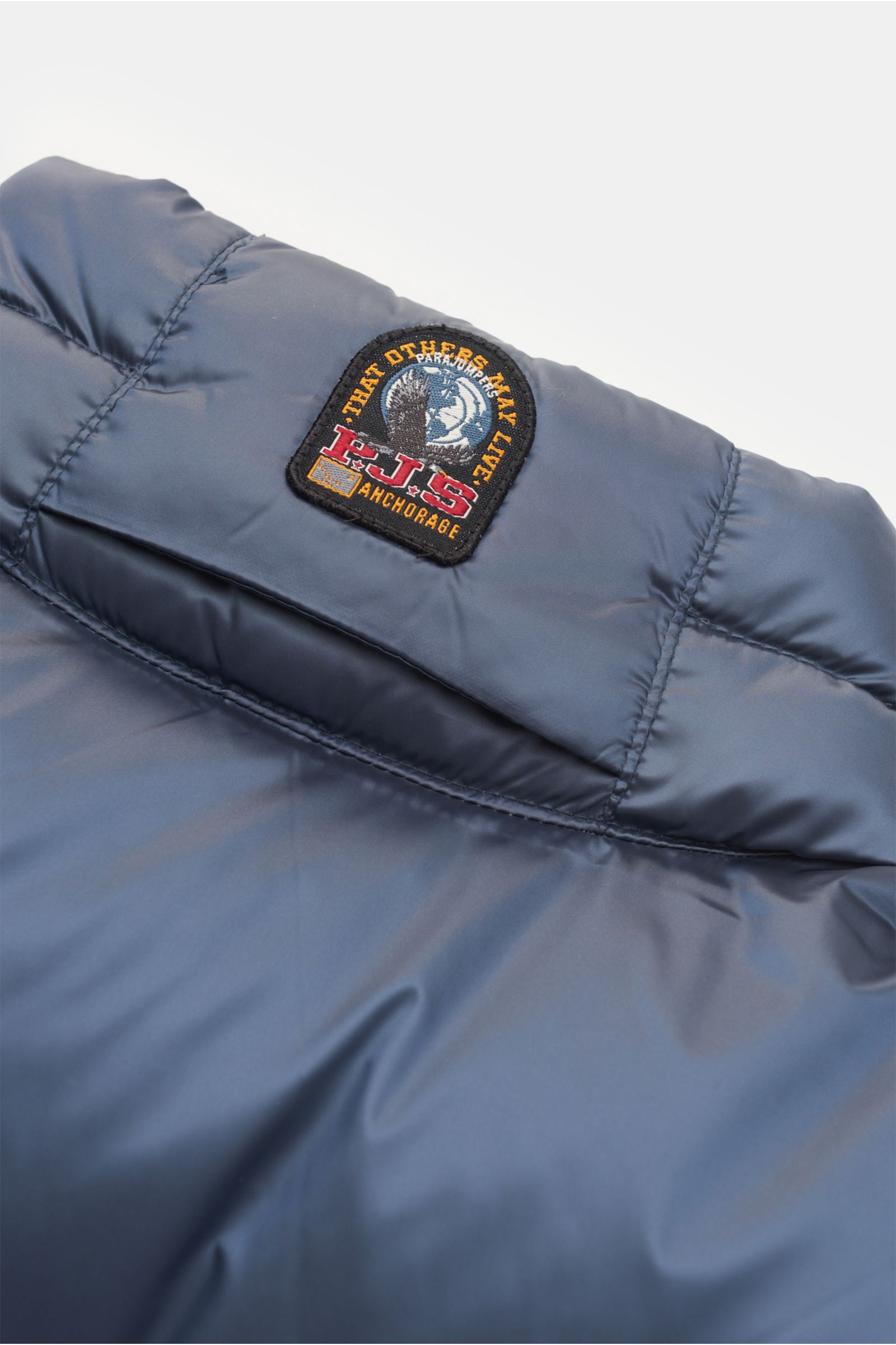 Parajumpers Daunenweste 'Jeordie' navy von oben, Microfaser, wind- und wasserabweisend, Slim Fit, mit Markenlabel am Kragen.