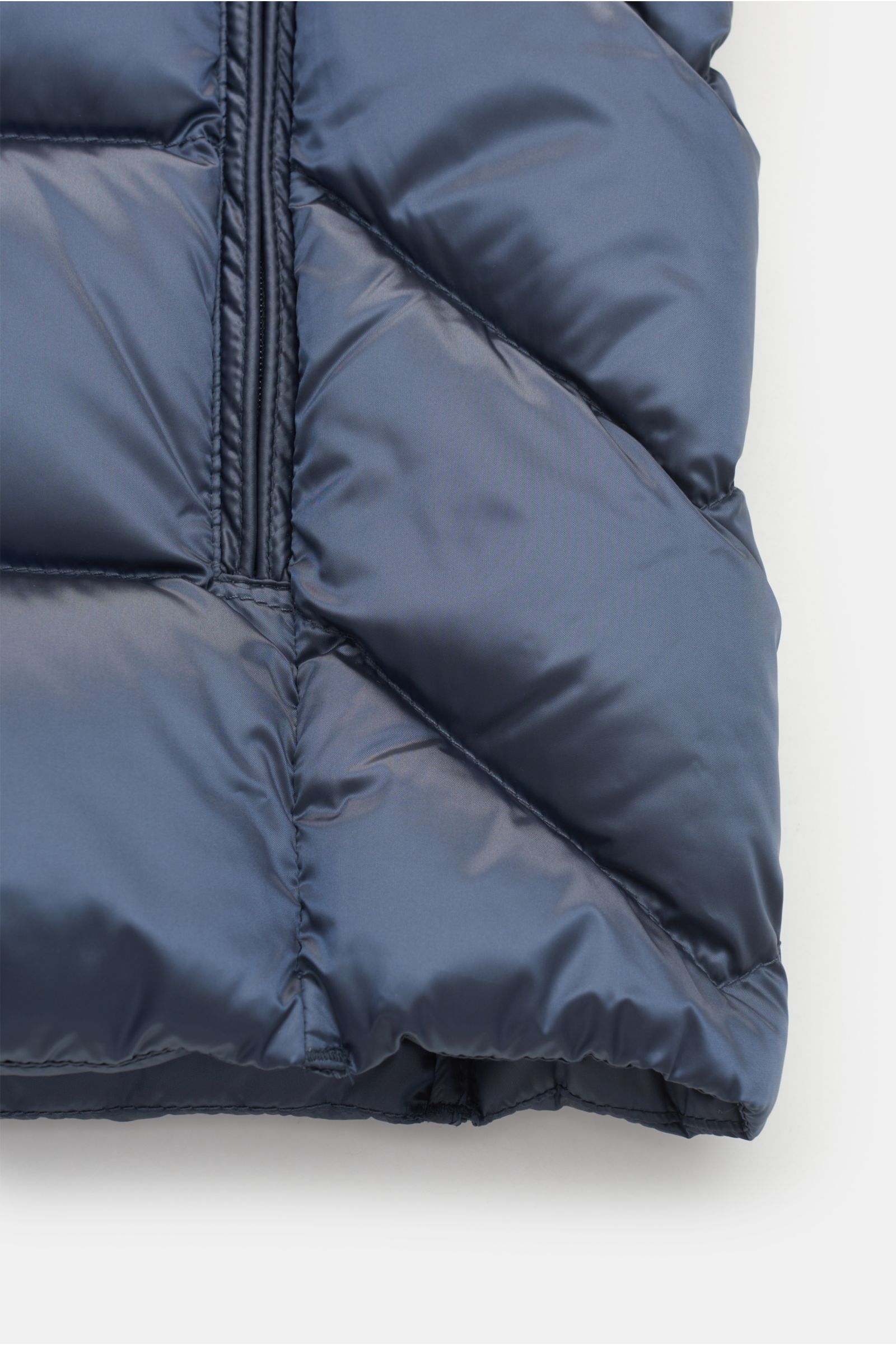 Parajumpers Daunenweste 'Jeordie' navy, Detailaufnahme von unten, strapazierfähige Microfaser, wind- und wasserabweisend, leichte Daunenfüllung.