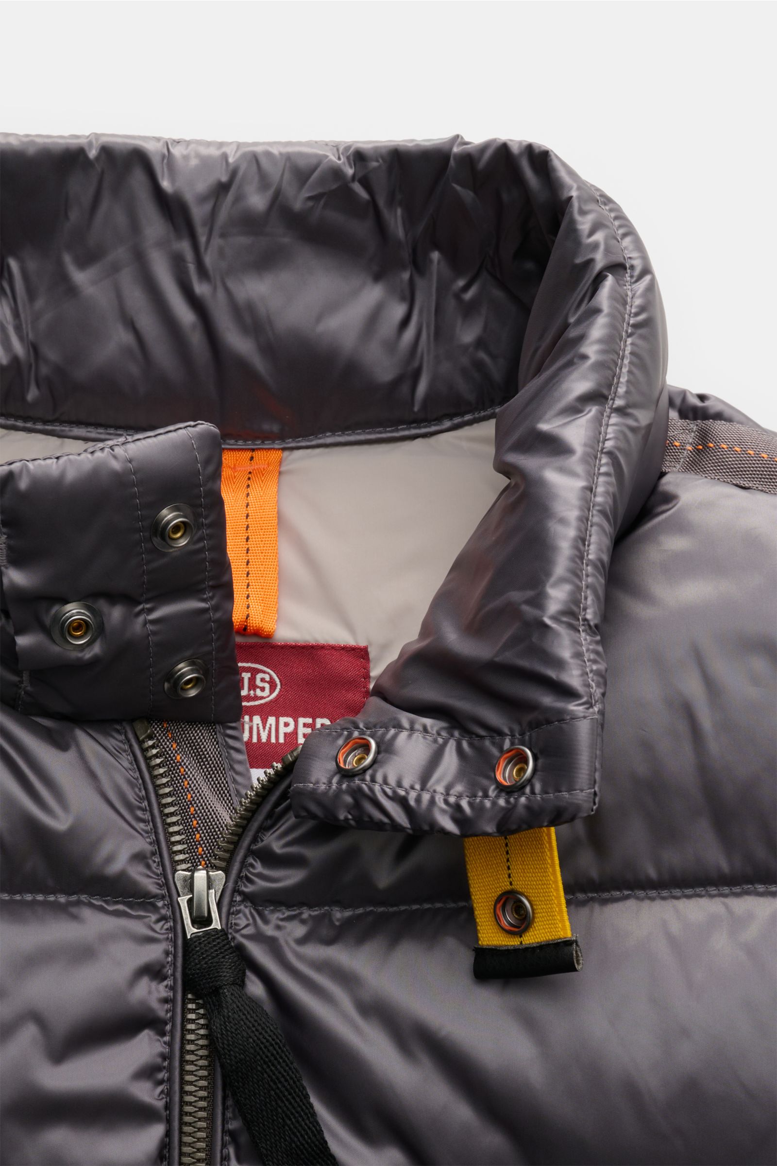 Parajumpers Daunenweste 'Jeordie' grau, Nahaufnahme von Kragen, Reißverschluss, Druckknöpfen, strapazierfähige, wind- und wasserabweisende Microfaser.