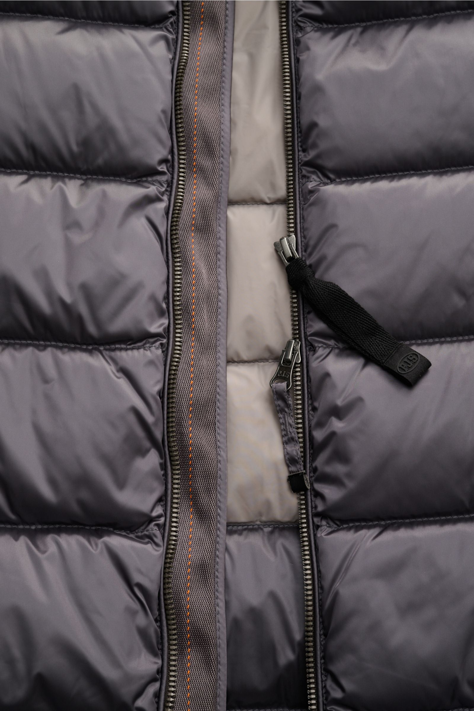 Parajumpers Daunenweste 'Jeordie' grau in Nahaufnahme von innen mit robuster Steppung, Zwei-Wege-Reißverschluss und kontrastierendem Futter.