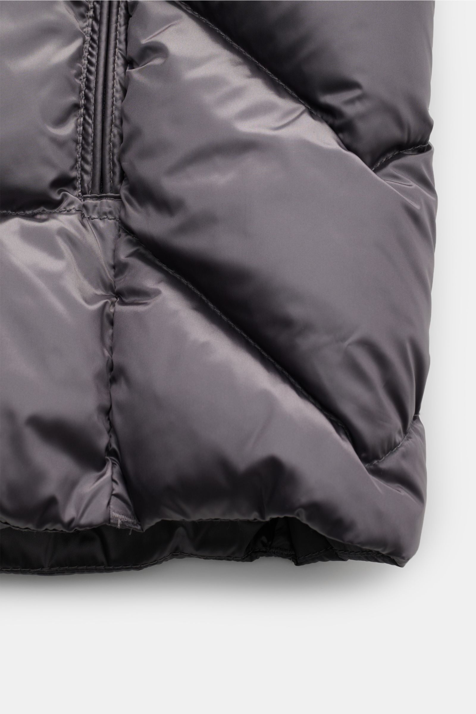 Parajumpers Daunenweste 'Jeordie' grau, Nahaufnahme von unten, Microfaser, wind- und wasserabweisend, leichte Daunenfüllung, Slim Fit, Paspeltaschen.