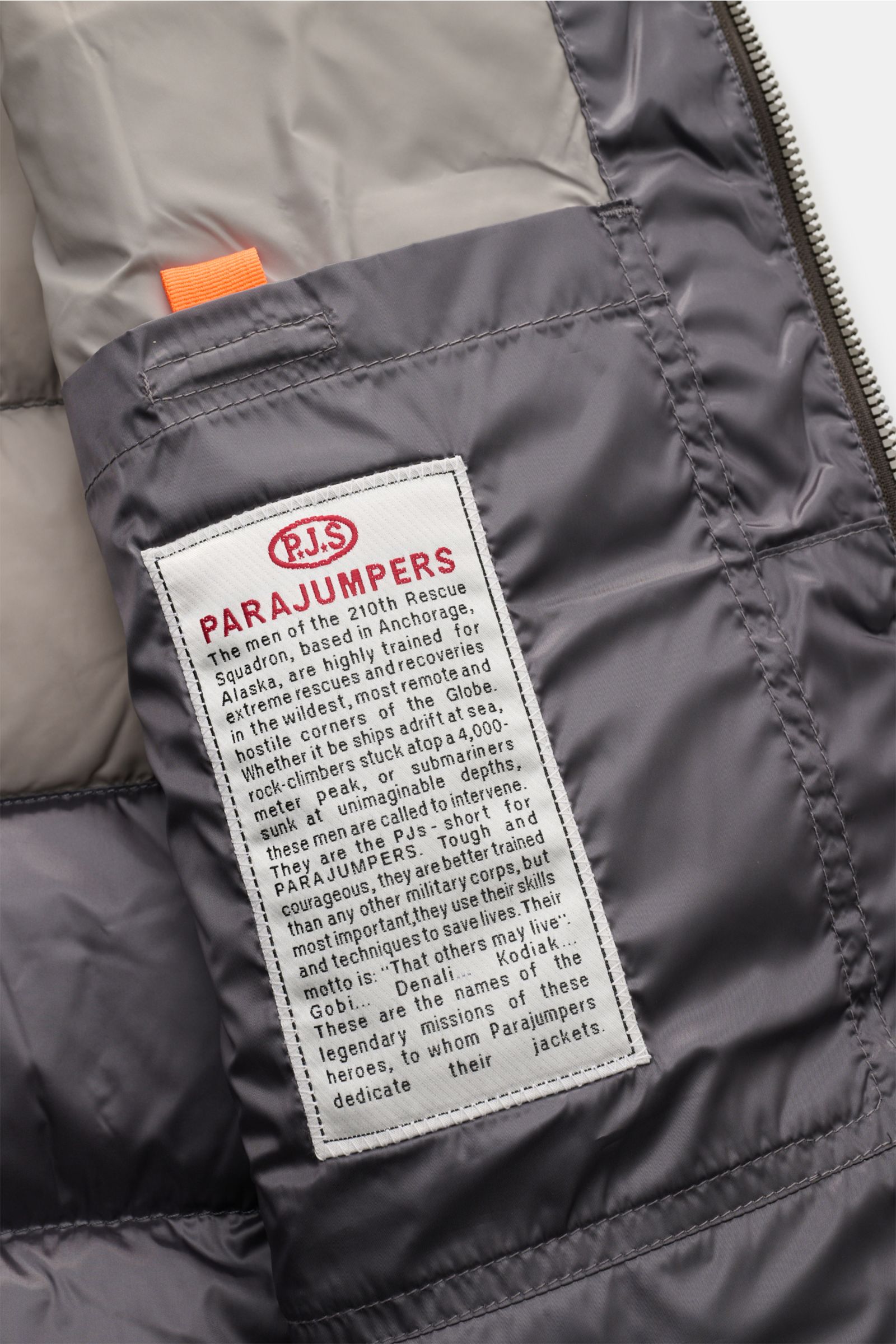 Parajumpers Daunenweste 'Jeordie' grau Innenansicht mit robustem Material, Weblabel, atmungsaktiv, wind- und wasserabweisend, Slim Fit.