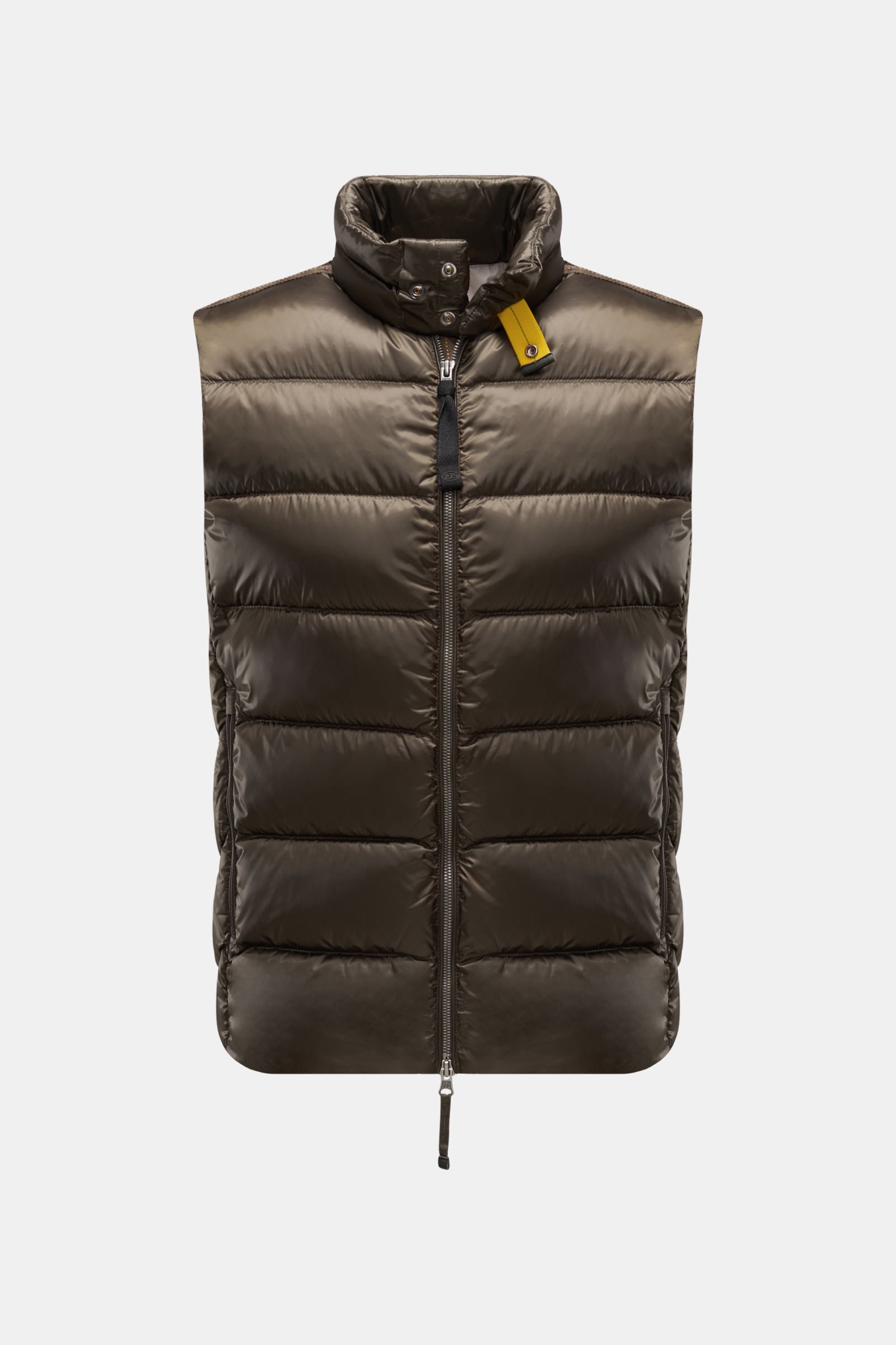 Parajumpers Daunenweste 'Jeordie' oliv, frontale Nahaufnahme, leichte, atmungsaktive Microfaser, wind- & wasserabweisend, Slim Fit, Stehkragen mit Druckknöpfen, zwei-Wege-Reißverschluss, paspelierte Taschen, gelber Kragenriegel.