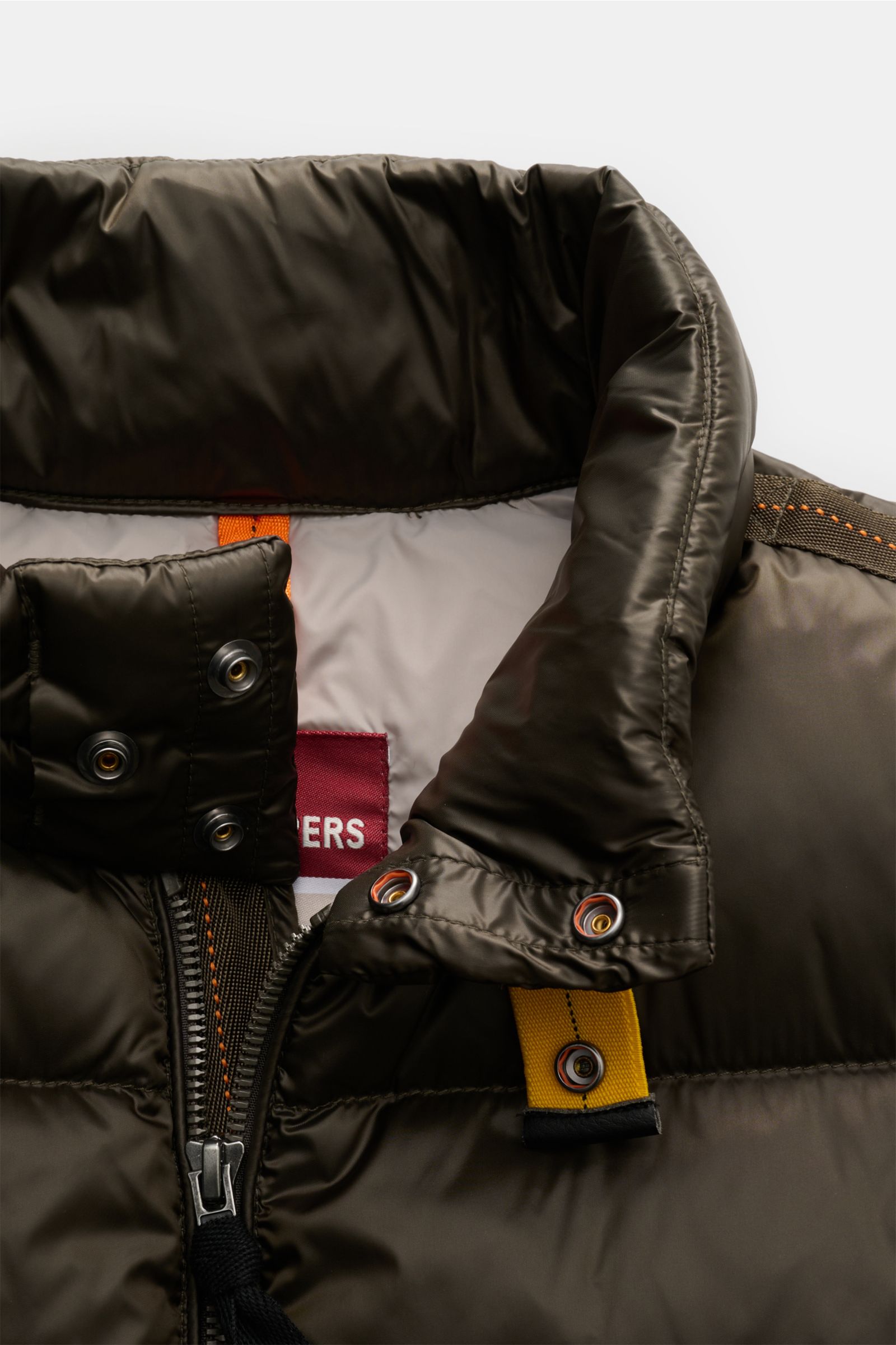 Parajumpers Daunenweste 'Jeordie' oliv, Detailaufnahme von Stehkragen mit Druckknöpfen, Reißverschluss, robust und atmungsaktiv, Microfaser.