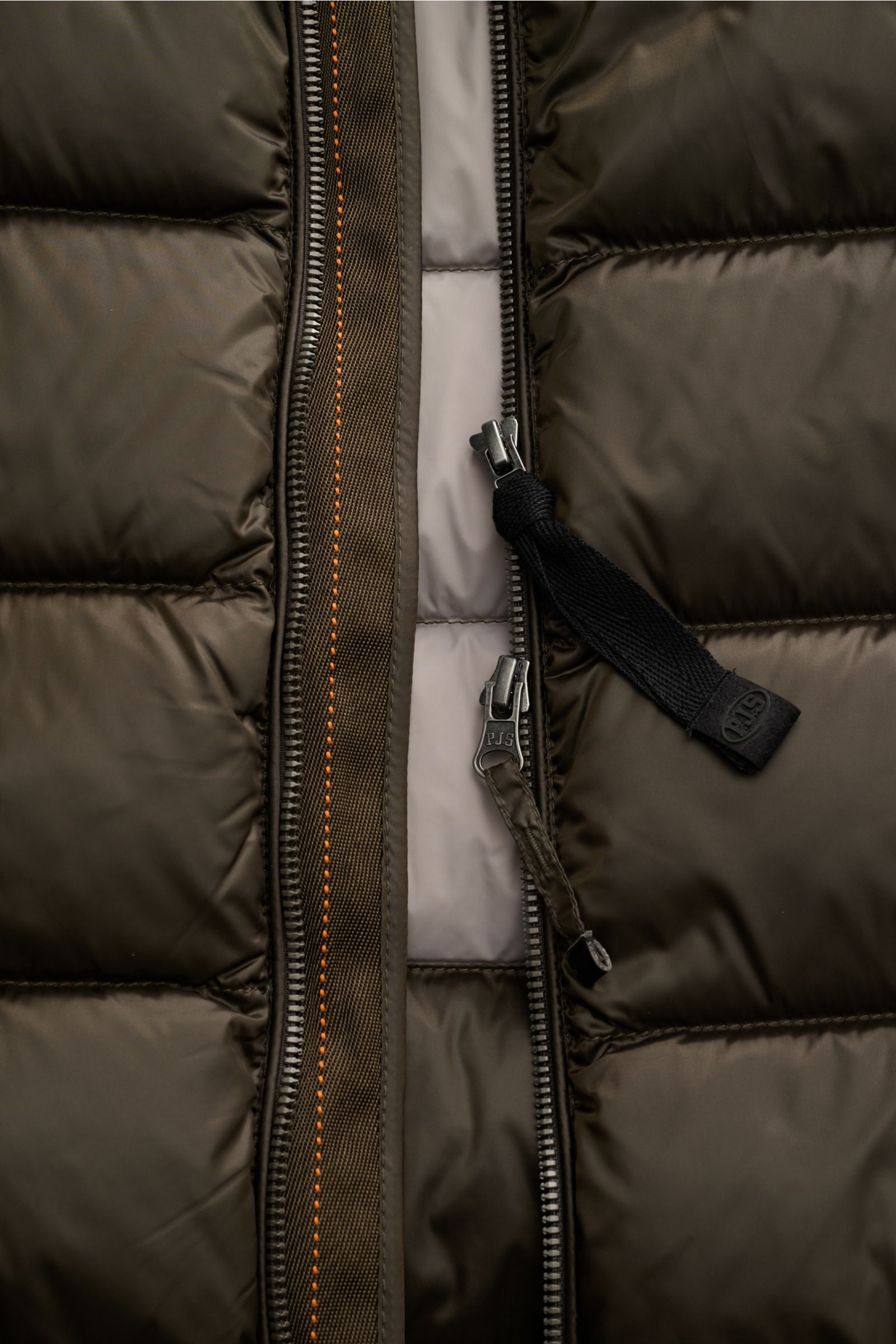 Nahaufnahme der Parajumpers Daunenweste 'Jeordie' oliv, von vorne mit geöffnetem robustem Zwei-Wege-Reißverschluss, wind- und wasserabweisend, Slim Fit.
