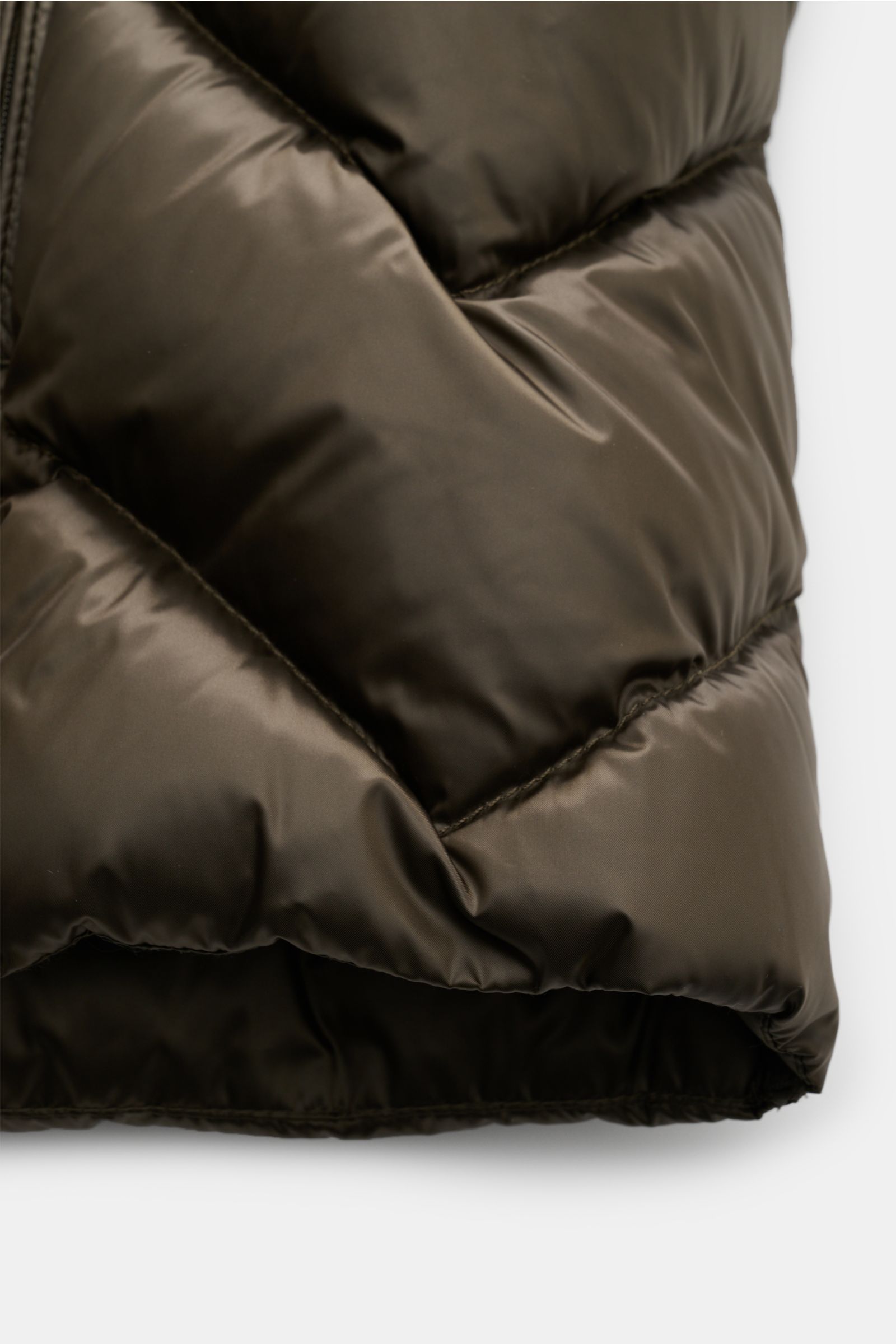 Nahaufnahme der olivfarbenen Parajumpers Daunenweste 'Jeordie' mit leichter Daunenfüllung aus strapazierfähiger Microfaser.