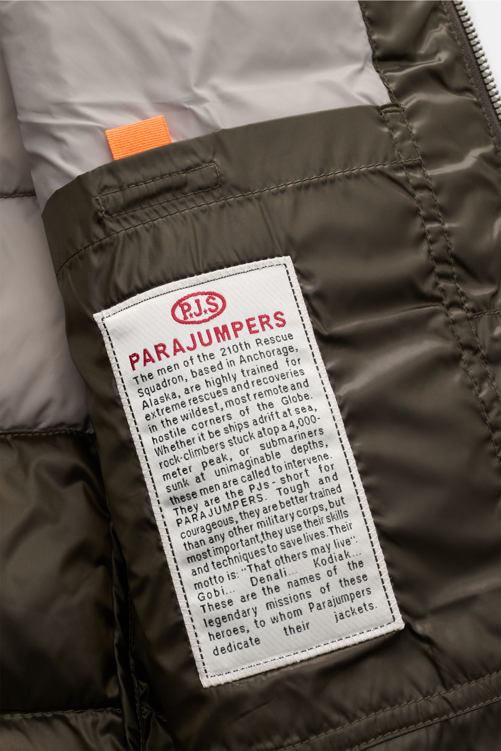 Parajumpers Daunenweste 'Jeordie' oliv von innen, Detailaufnahme mit Label, leichte, windabweisende Microfaser, Slim Fit, Daunenfüllung.