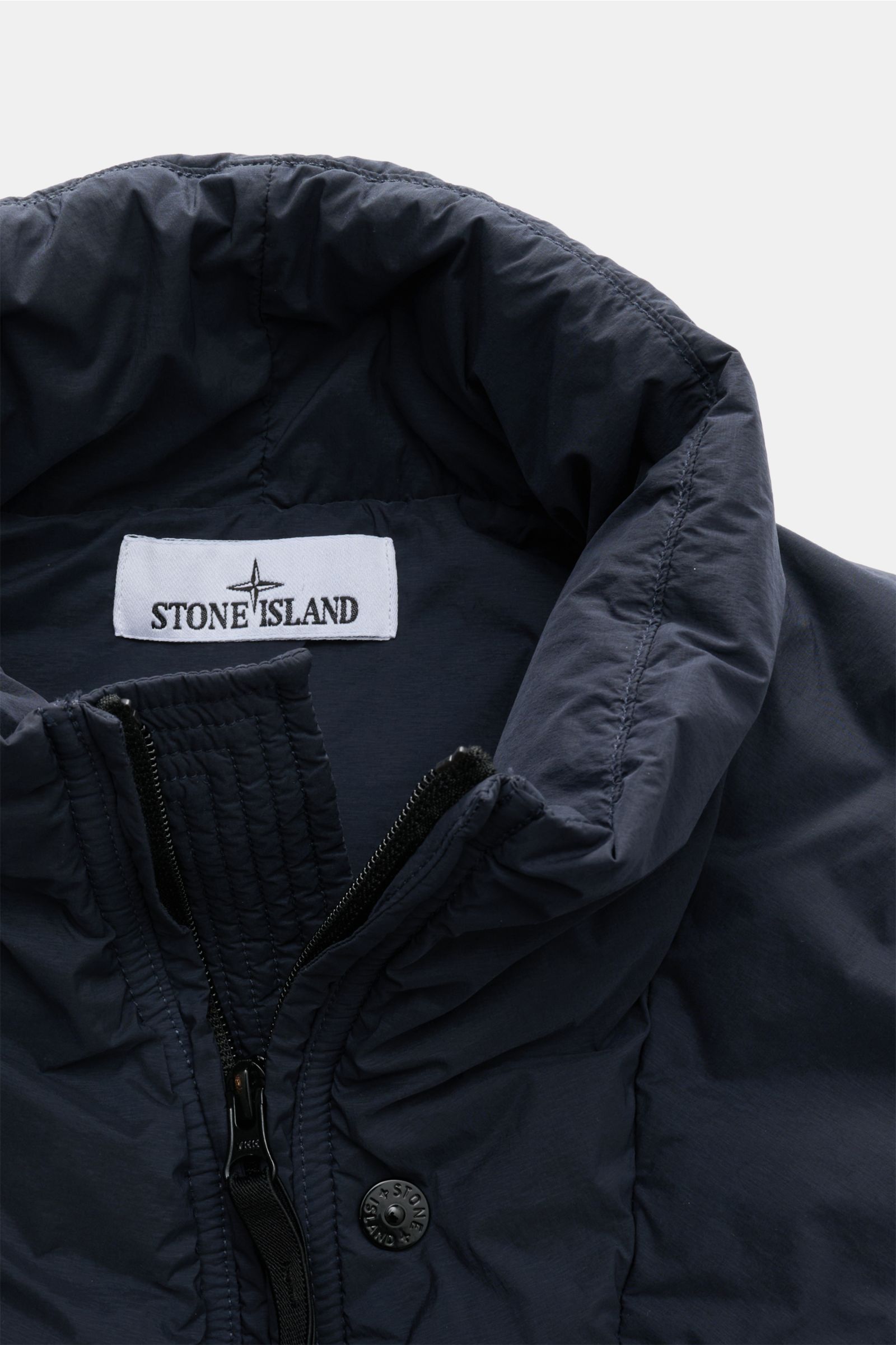 Stone Island Daunenweste 'Seamless Tunnel Nylon Down-TC' dark navy, Frontansicht, Stehkragen, Zipper, Microfaser, Slim Fit, Kompass-Badge.