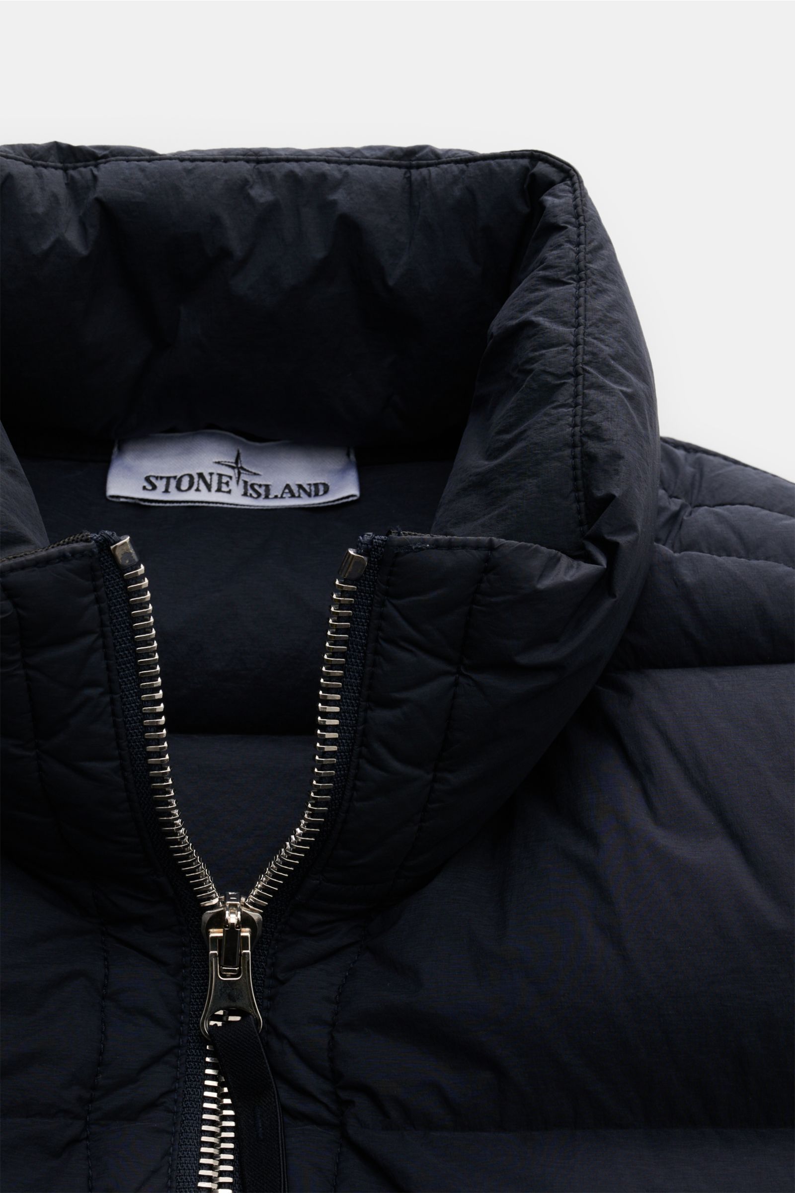 Stone Island Daunenweste 'Seamless Tunnel Nylon Down-TC' navy aus hochwertiger Microfaser mit Daunen, Stehkragen, Reißverschluss, Nahaufnahme von oben.