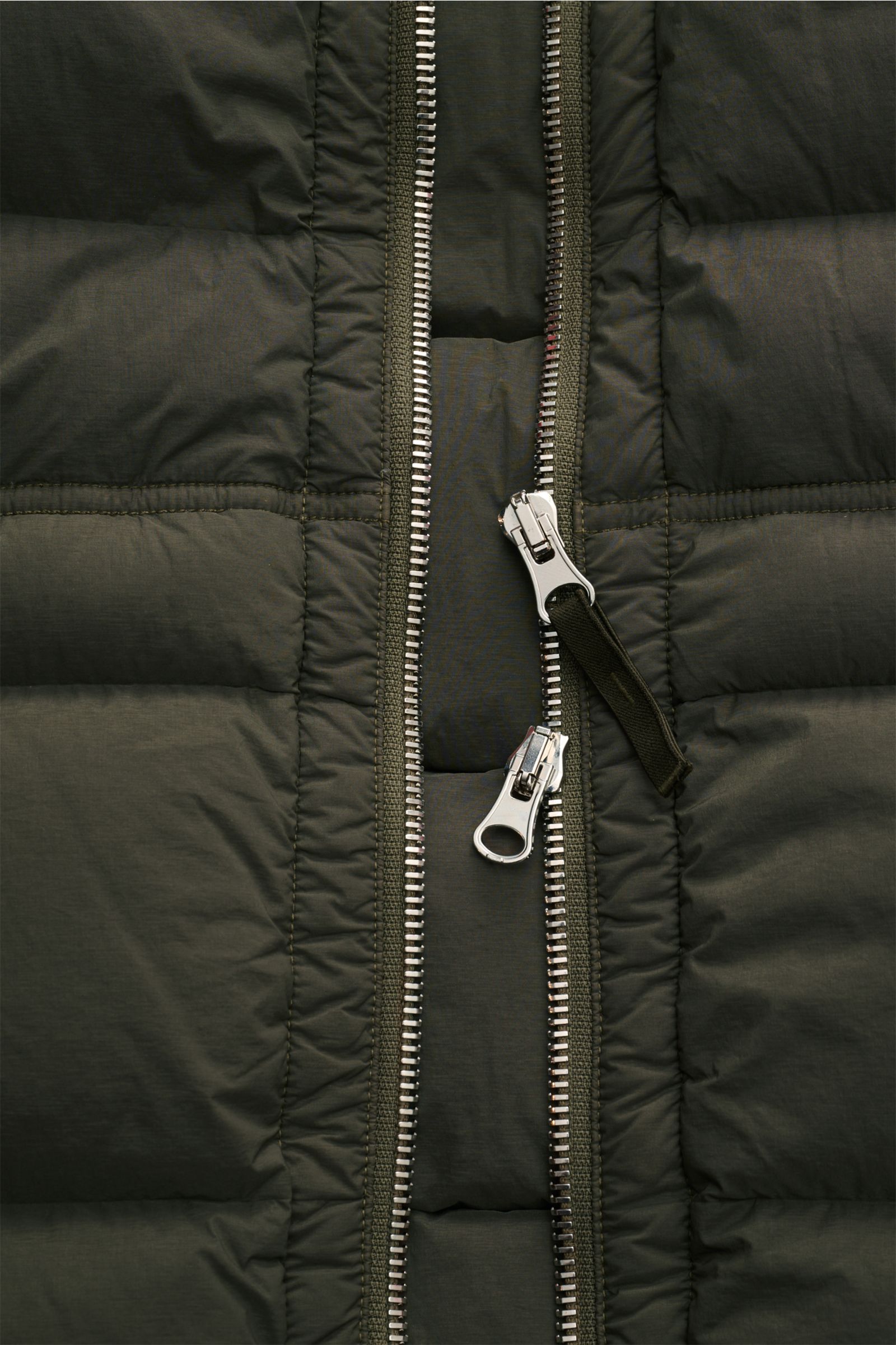 Close-up front view of Stone Island Down gilet 'Seamless Tunnel Nylon Down-TC' olive, featuring a robust two-way zipper on high-quality microfibre.

The outdoor gilet 'Seamless Tunnel Nylon Down-TC' by STONE ISLAND has a warm, responsibly produced down