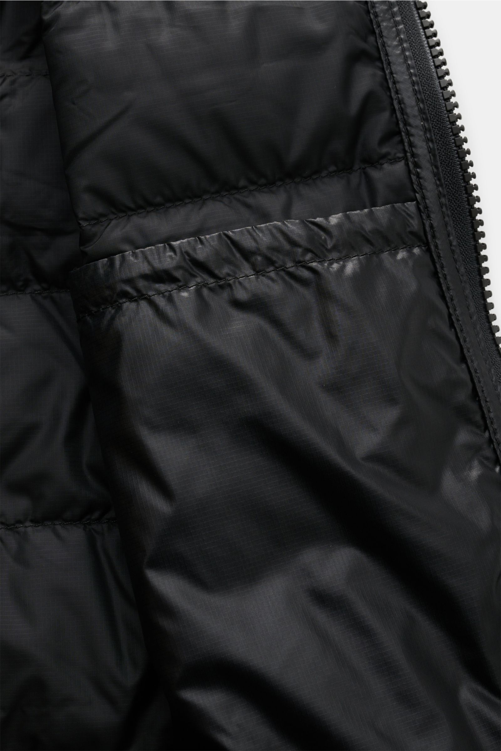 Canada Goose Daunenweste 'Hybridge Lite' schwarz, Detailaufnahme Innenansicht mit wasserabweisendem Ripstop, Daunenfüllung und Zipper-Innentasche.