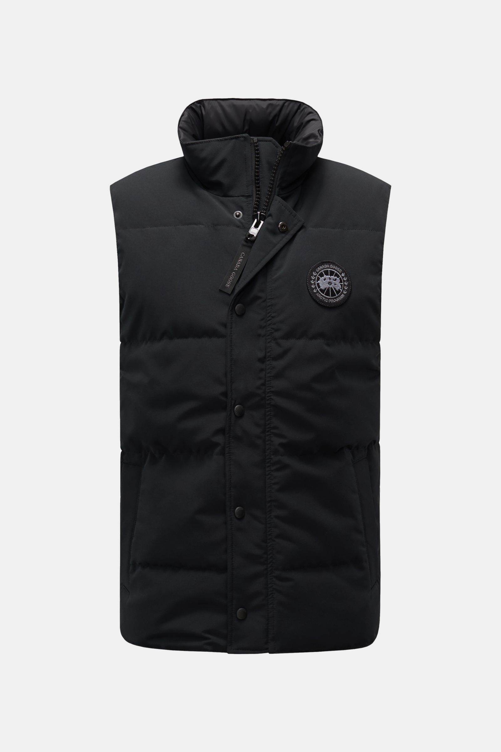Canada Goose Daunenweste 'Garson' schwarz, frontale Nahaufnahme, wasserabweisend, Slim Fit, Baumwoll-Microfaser-Mix, Daunenfüllung, Stehkragen, Zwei-Wege-Reißverschluss, Brustlogo, schräge Taschen, Innentasche, verlängerte Rückseite.
