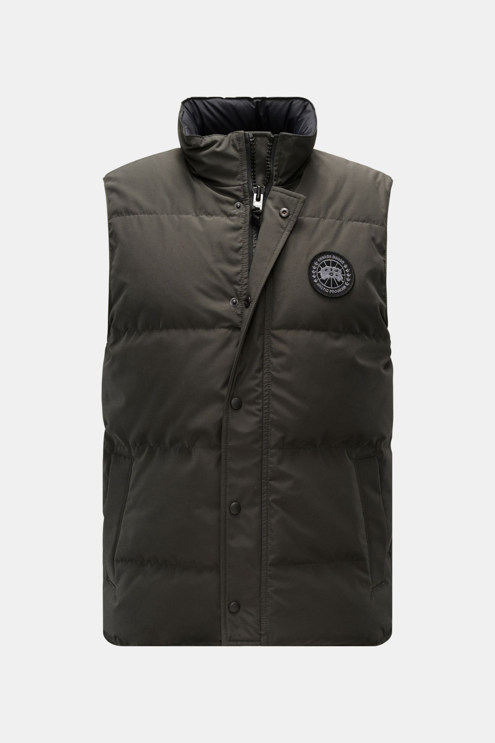 Vorderansicht der Canada Goose Daunenweste 'Garson' graugrün mit Slim Fit, wasserabweisendem Baumwoll-Microfaser-Mix, Daunenfüllung, Stehkragen, Zwei-Wege-Reißverschluss, Windblende, Brust-Logo, Leistentaschen und Innentasche.