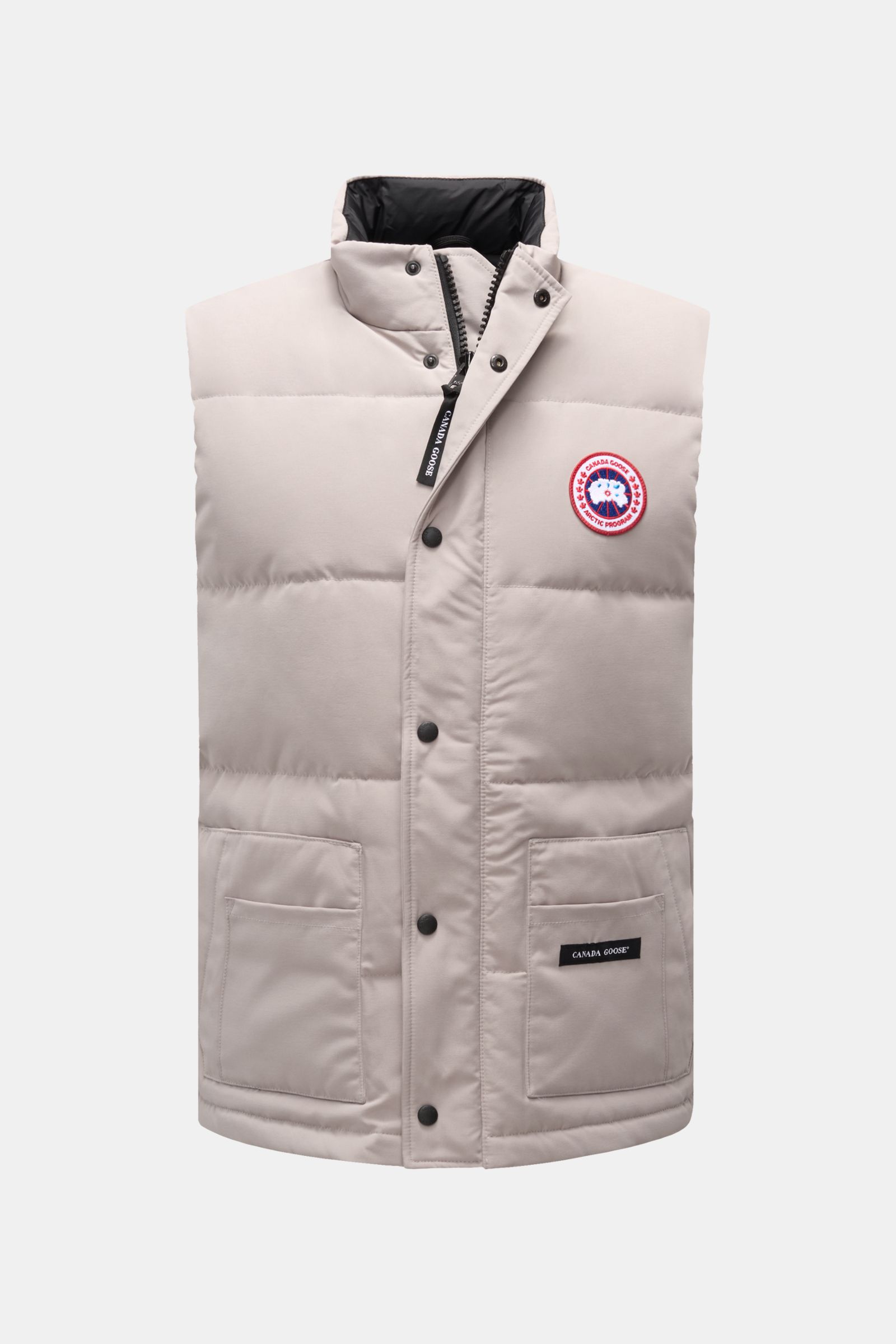 Canada Goose Daunenweste 'Freestyle Crew' hellgrau, frontal fotografiert, wind- und wasserabweisend, mit Daunenfüllung, Slim Fit, Stehkragen, Zwei-Wege-Reißverschluss, dreifachen Fronttaschen und CANADA GOOSE-Weblabel.