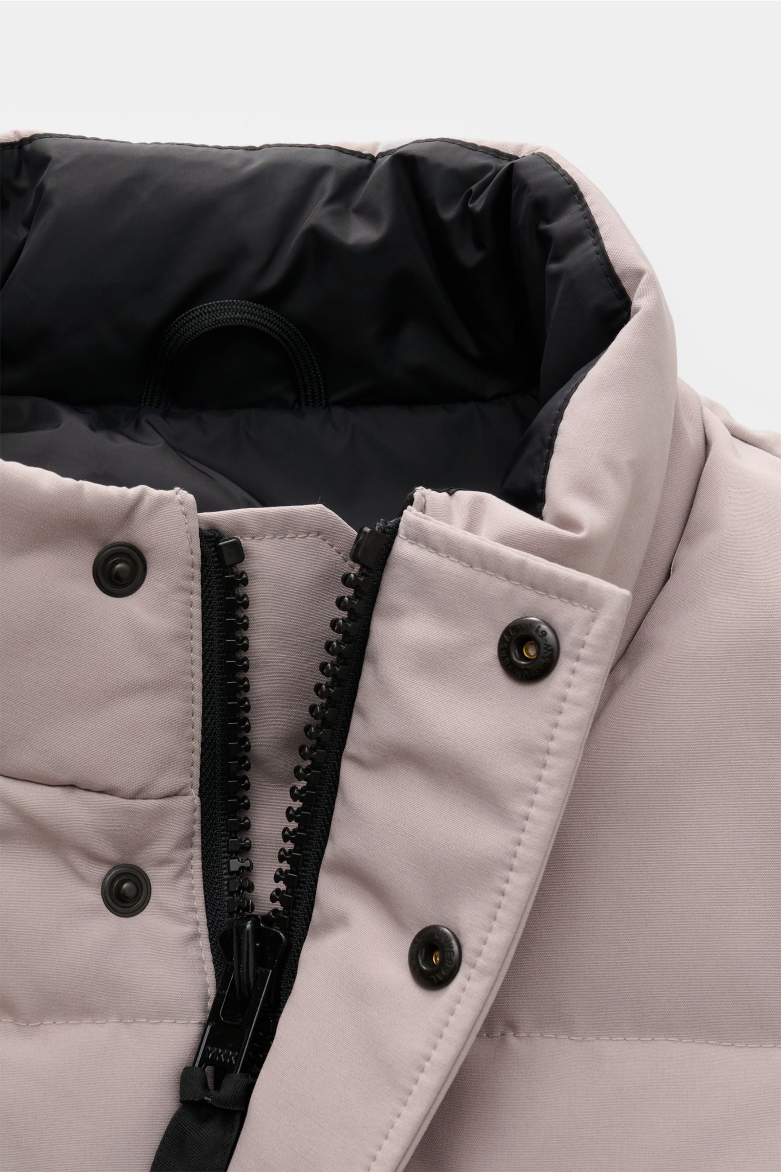 Canada Goose Daunenweste 'Freestyle Crew' hellgrau aus Microfaser, Slim Fit mit wind- und wasserabweisendem Obermaterial, Reißverschluss und Druckknöpfen.